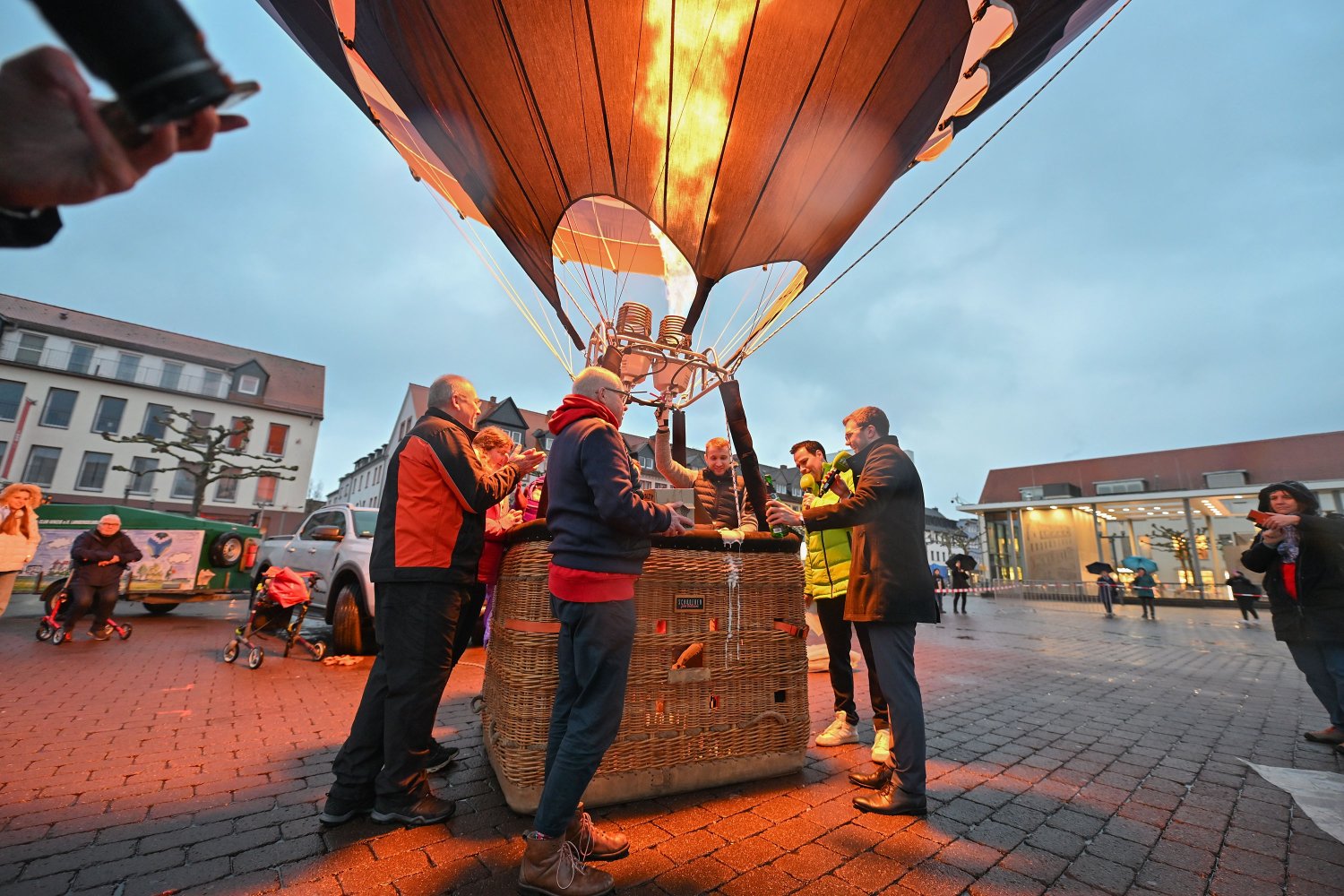 Bürgermeister Dr. Maximilian Bieri taufte den Ballon mit der Kennung D-OSHU. Gefahren wird der Heißluftballon von Kooperationspartner Ballon-Club Kinzig e.V. Langenselbold.