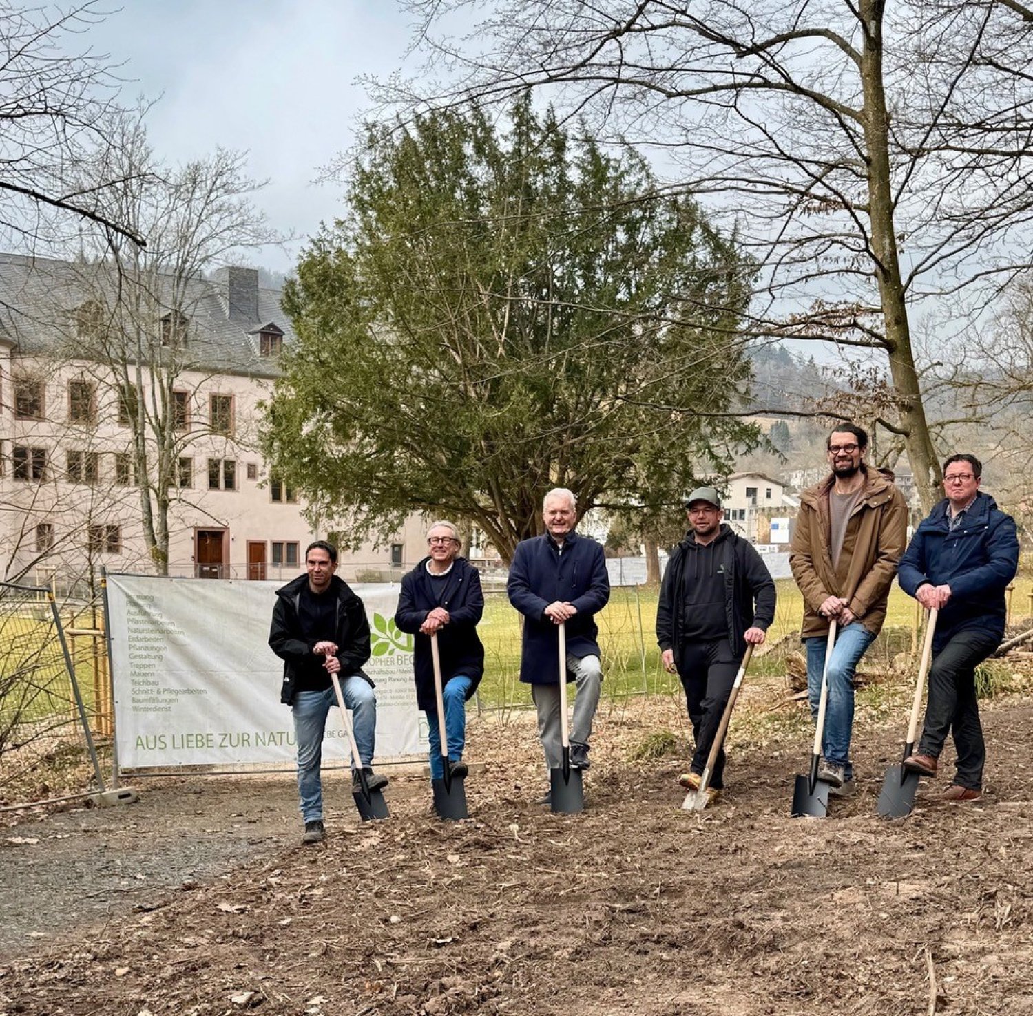 Projektleiter Herr Dümer, Parkplaner Herr Schück, Bürgermeister Andreas Weiher, Christoph Becker, Garten- und Landschaftsbau Becker, Bauamtsleiter Marko Helfmann, Bau-Ing. Carsten Spellig.