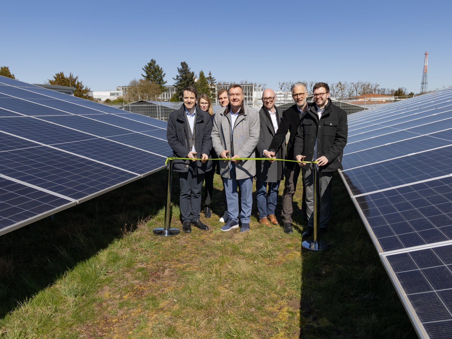 v.l.n.r.: Stefan Staubach, Svea Scherleithner, Sebastian Klimmer von Heraeus Precious Metals, Oberbürgermeister Claus Kaminsky, Steffen Metzger (Heraeus Precious Metals) und Felix Pfitzer (Heraeus) sowie Bürgermeister Dr. Maximilian Bieri.