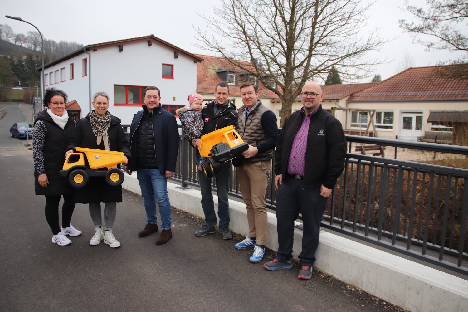Nadine Ullrich und Yvonne Koschella von der Kindergartenleitung, Bauhofleiter Marc Lotz, Hodes-Bauleiter Mirko Meinhart, Bürgermeister Matthias Möller und Planer Sebastian Krahle. 