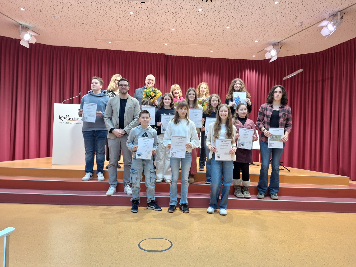 Die Gewinnerinnen und Gewinner des 37. Fabulierwettbewerbs wurden von Bürgermeister Dr. Maximilian Bieri (3.v.l.) geehrt.