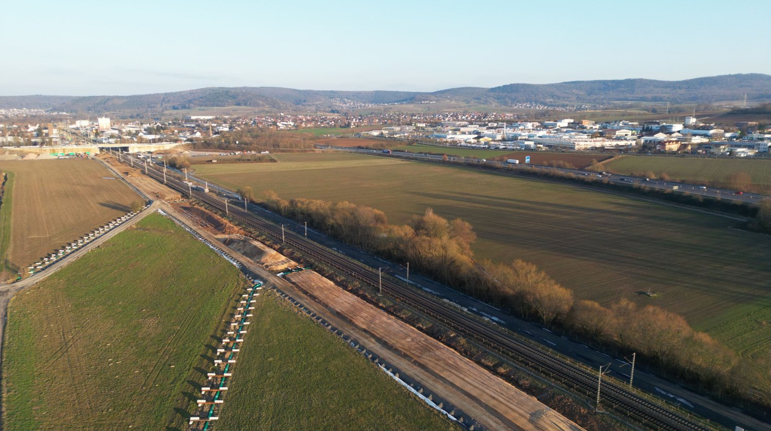 Erdarbeiten in Geinhausen-Hailer. Für den viergleisigen Bahnausbau im Kinzigtal wird die Zugstrecke Hanau-Gelnhausen um Ostern für zwei Wochen komplett gesperrt.