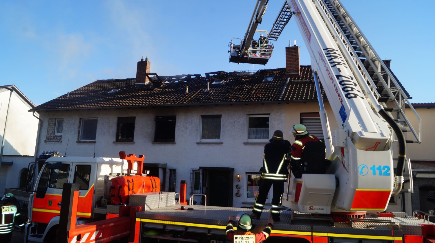 Bei dem verheerenden Brand eines Reihenhauskomplexes in Gelnhausen am vergangenen Donnerstag hat eine vierköpfige Familie ihr komplettes Hab und Gut verloren. Mit Hilfe eines GoFundMe-Spendenaufrufs soll die Not der Betroffenen nun gelindert werden.