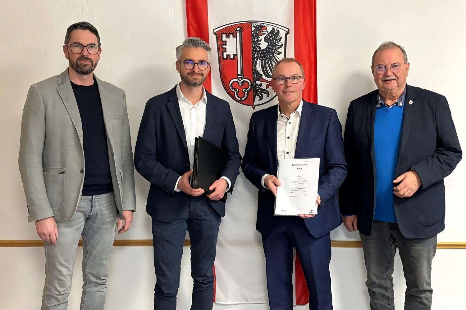 Nach der Vertragsunterzeichnung im Gründauer Rathaus (von links): Sven Robatscher, Markus Loll, Bürgermeister Gerald Helfrich und Hans Kroth.