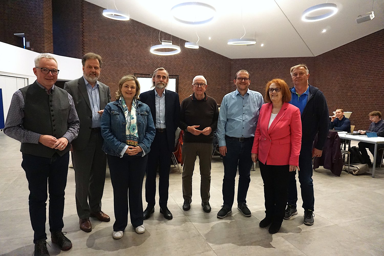 Der Vorstand der Kreissynode (v.l.n.r.):   Stv. Dekan Daniel Geiss, Dekan Dr. Martin Lückhoff, Simone Küster, Dr. Bernd Dülfer, Walther Loll, der Vorsitzende der Kreissynode Hanau Jörg Otto, stv. Dekanin Ines Fetzer und Wolfgang Dörr .