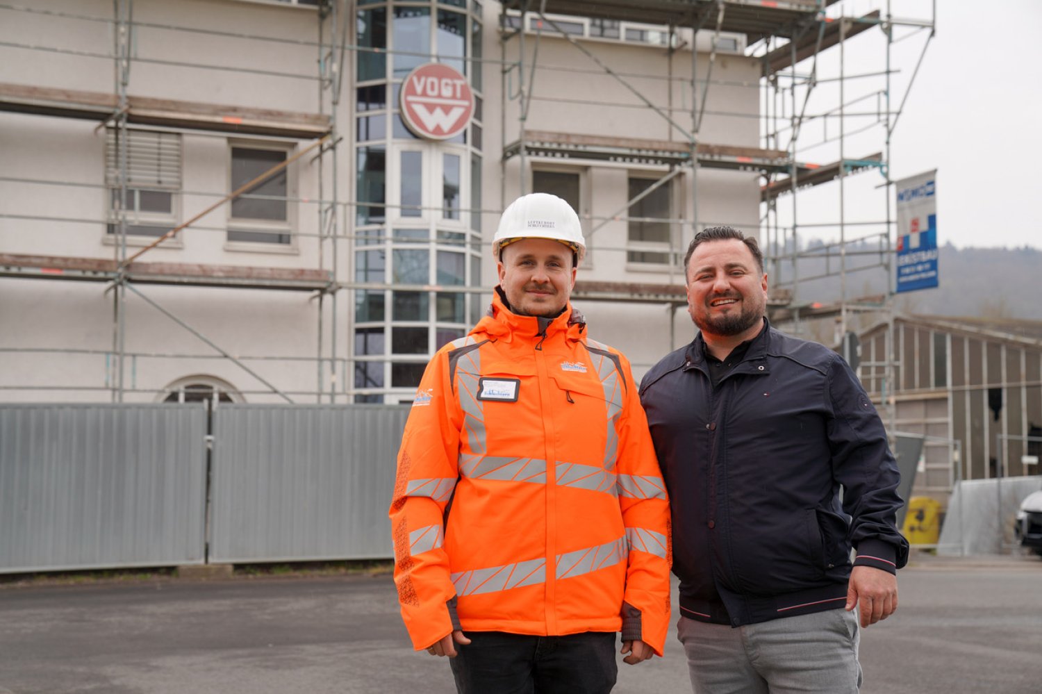 Sie freuen sich über die Fortschritte auf dem Vogt-Areal: Darius Lotz vom Bauamt Schlüchtern (links) und Marco Kirsch, verantwortlicher Projektleiter der KGF Service GmbH.