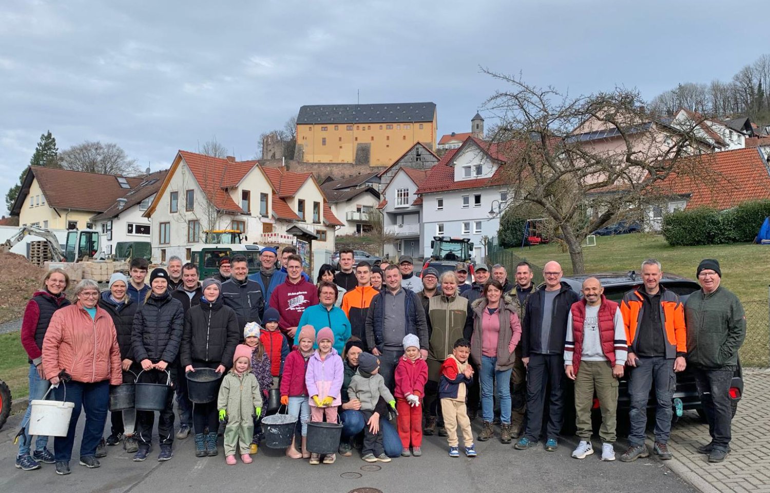 Rund 42 motivierte Helferinnen und Helfer putzten Schwarzenfels raus.