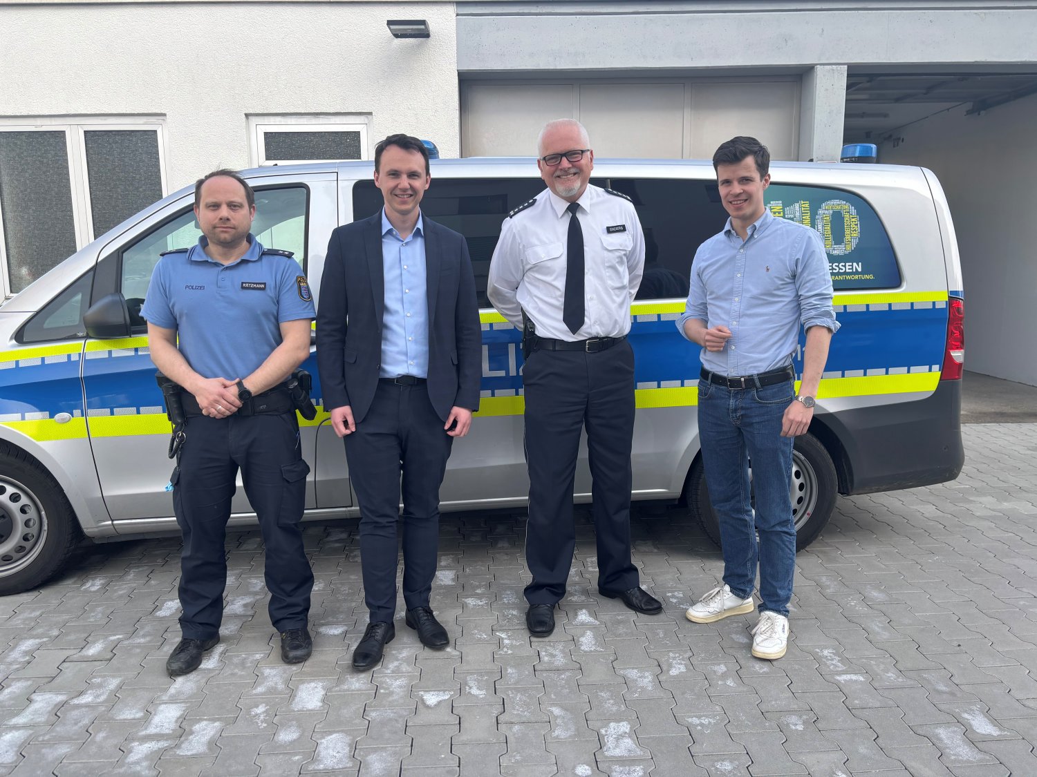 Pascal Reddig (rechts) und Johannes Wiegelmann (links) mit Stefan Enders (2. von rechts) und Malte Ratzmann von der Polizeistation Schlüchtern. 