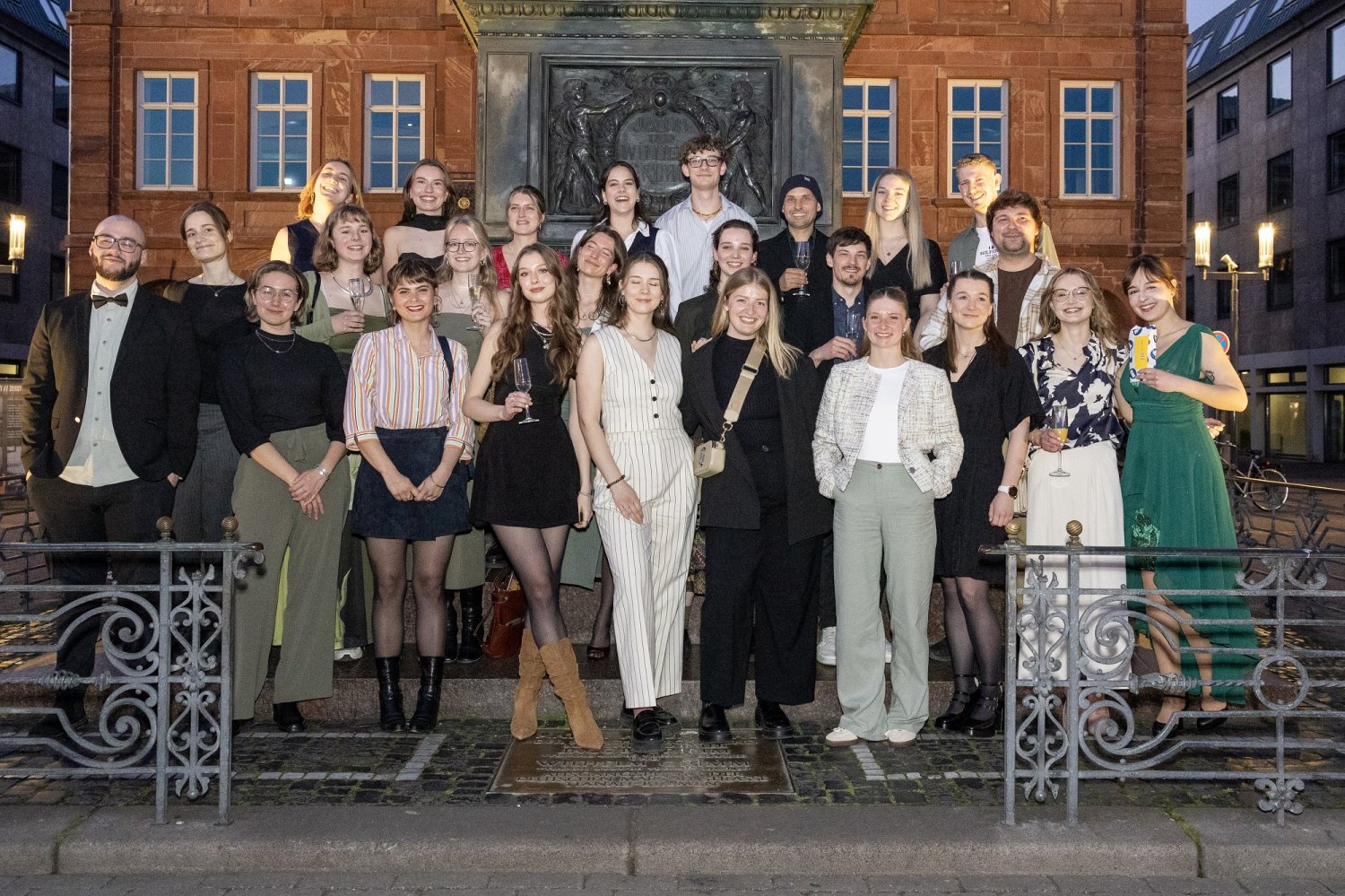 Geschafft: Absolventinnen und -Absolventen der Brüder Grimm Berufsakademie Hanau (BGBA) auf dem Marktplatz, nachdem sie ihre Abschlusszeugnisse bekommen hatten und die Ausstellung im Neustädter Rathaus eröffnet wurde.