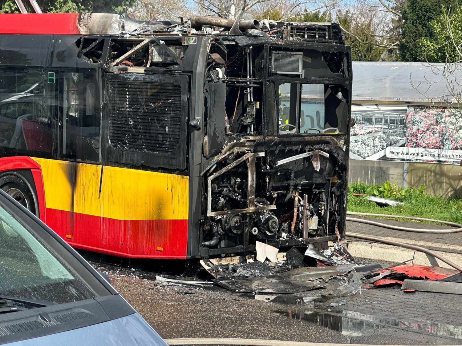 Am Dienstag gegen 13 Uhr brannte ein Bus der Hanauer Straßenbahn GmbH (HSB) an der Haltestelle am Kesselstädter Friedhof aus.