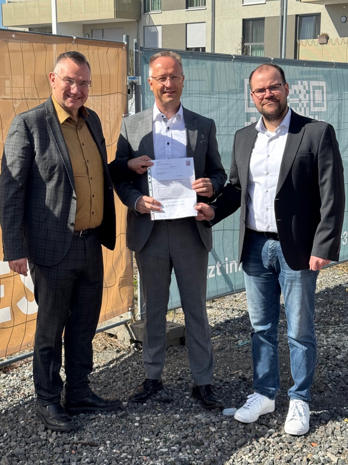 Bürgermeister Büttner freut sich mit Johannes Kleespies und dem CDULandtagsabgeordneten Heiko Kasseckert über die Wohnraumförderung des Landes.