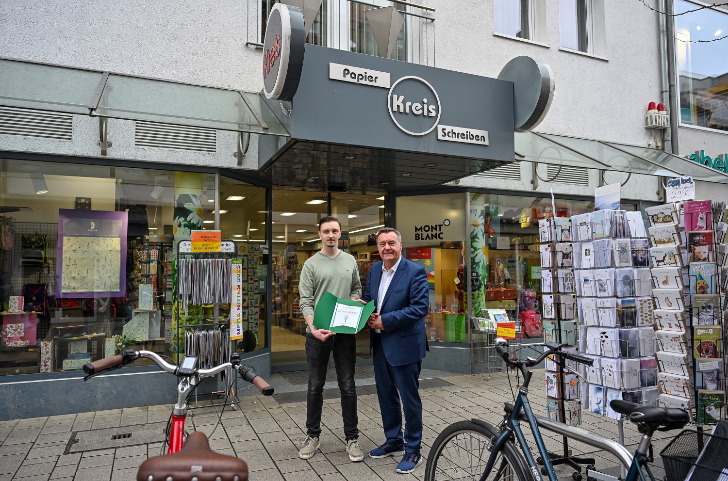 Jungunternehmer Luca Fuchs (links) ist neuer Inhaber des Hanauer Traditionsgeschäfts Papier Kreis. Oberbürgermeister Claus Kaminsky gratulierte zur erfolgreichen Übernahme.