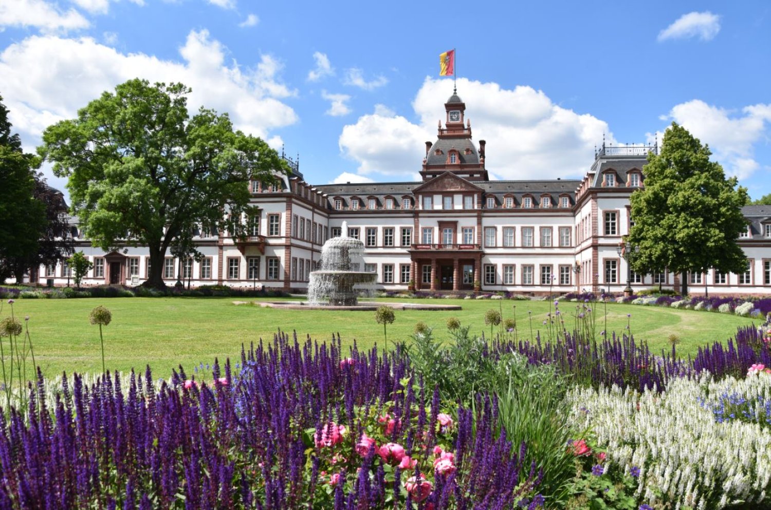 Schloss Philippsruhe und das darin befindliche GrimmsMärchenReich sind das gesamte Osterwochenende (inkl. Karfreitag) für die Besuchenden von 11 bis 18 Uhr täglich geöffnet. Am Ostermontag ist Schloss Philippsruhe geschlossen.