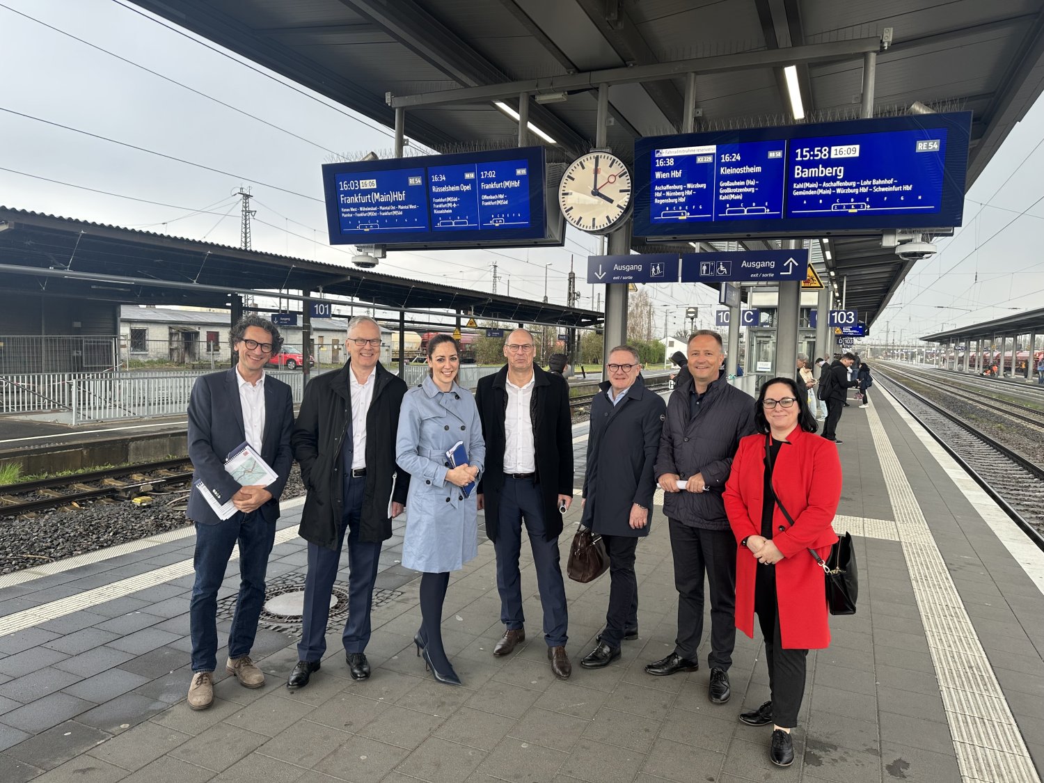 In einem Gespräch mit Vertretern der Deutschen Bahn haben sich die Hanauer Stadträtin, Isabelle Hemsley (CDU) und der CDU-Landtagsabgeordnete, Heiko Kasseckert, über die weitreichenden Planungen informiert.