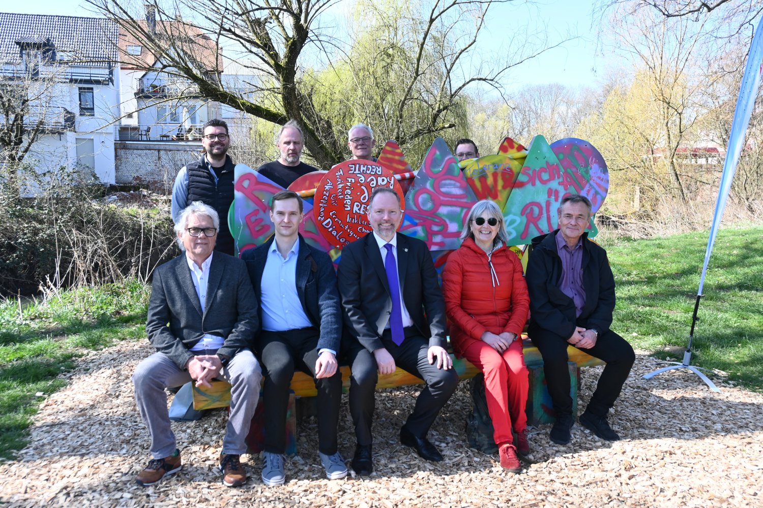 Freuen sich über die neue Graffiti-Installation auf der Müllerwiese: Gerhard Tuschhof (erste Reihe, 1. v. r.), Steffen Behme (erste Reihe, 2. v. l.), Christian Litzinger (erste Reihe, Mitte) und Sanja Zivo (erste Reihe, 2. v. r.). 