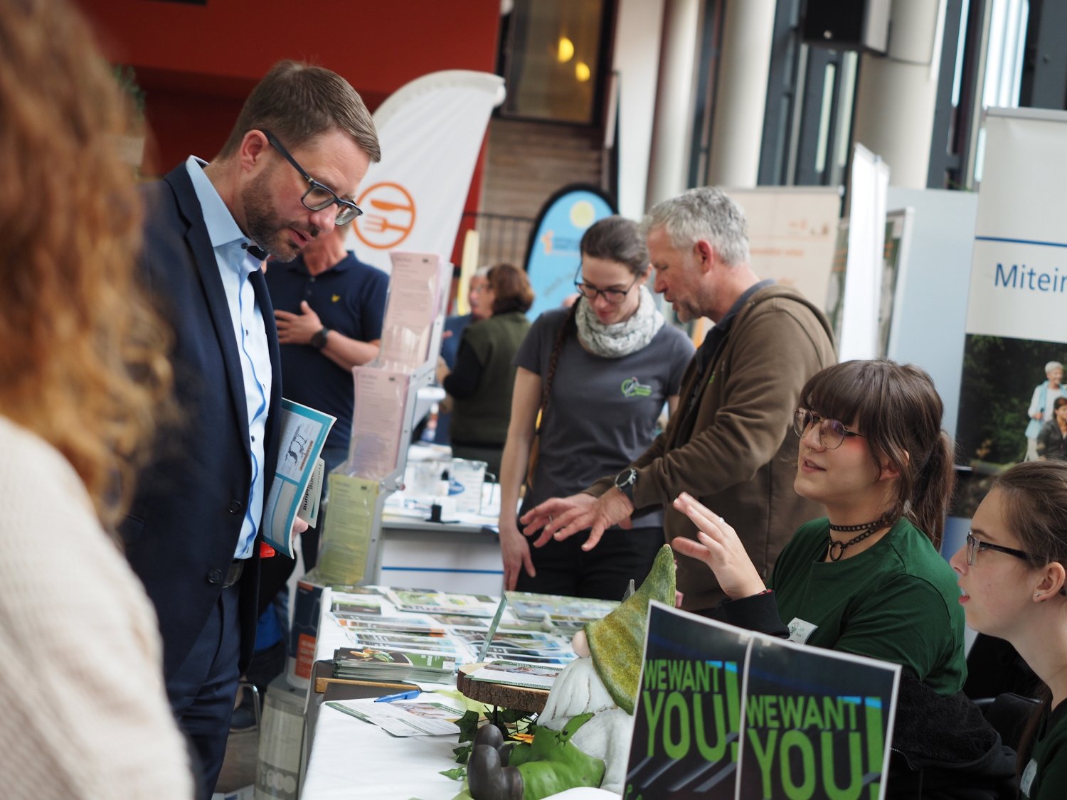 Die Freiwilligenmesse fand in diesem Jahr zum dritten Mal statt. An mehr als 40 Ständen konnten Besucherinnen und Besucher mit den Ehrenamtlichen ins Gespräch kommen und sich selbst für einen Bereich bürgerschaftlichen Engagements entscheiden.