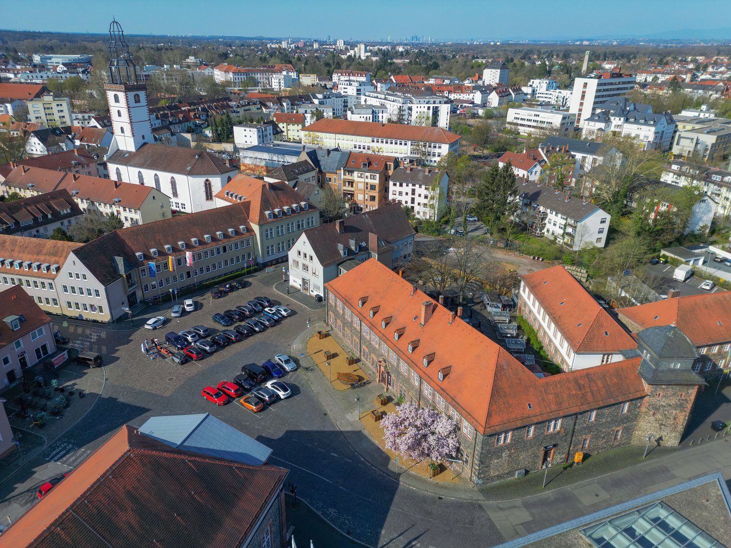 Der Schlosshof in der Hanauer Altstadt heute: Nach Abriss des Haus des Handwerks (Bildmitte, helle Fassade) entsteht an dieser Stelle und in der Verlängerung nach hinten der Erweiterungsbau der Karl-Rehbein-Schule.