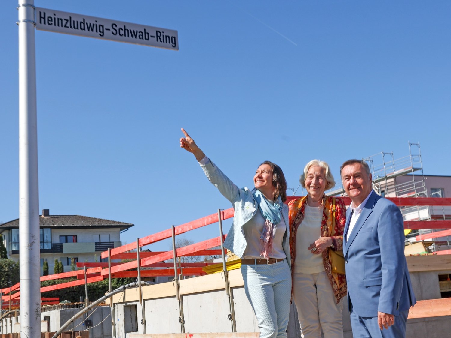 v..n.r.: Eröffnung Heinzludwig-Schwab-Ring im Wohnquartier High5 Gate und Garden in Hanau-Steinheim. Irina Germanus, LECHNER Group, Roswith Schwab, Oberbürgermeister Claus Kaminsky