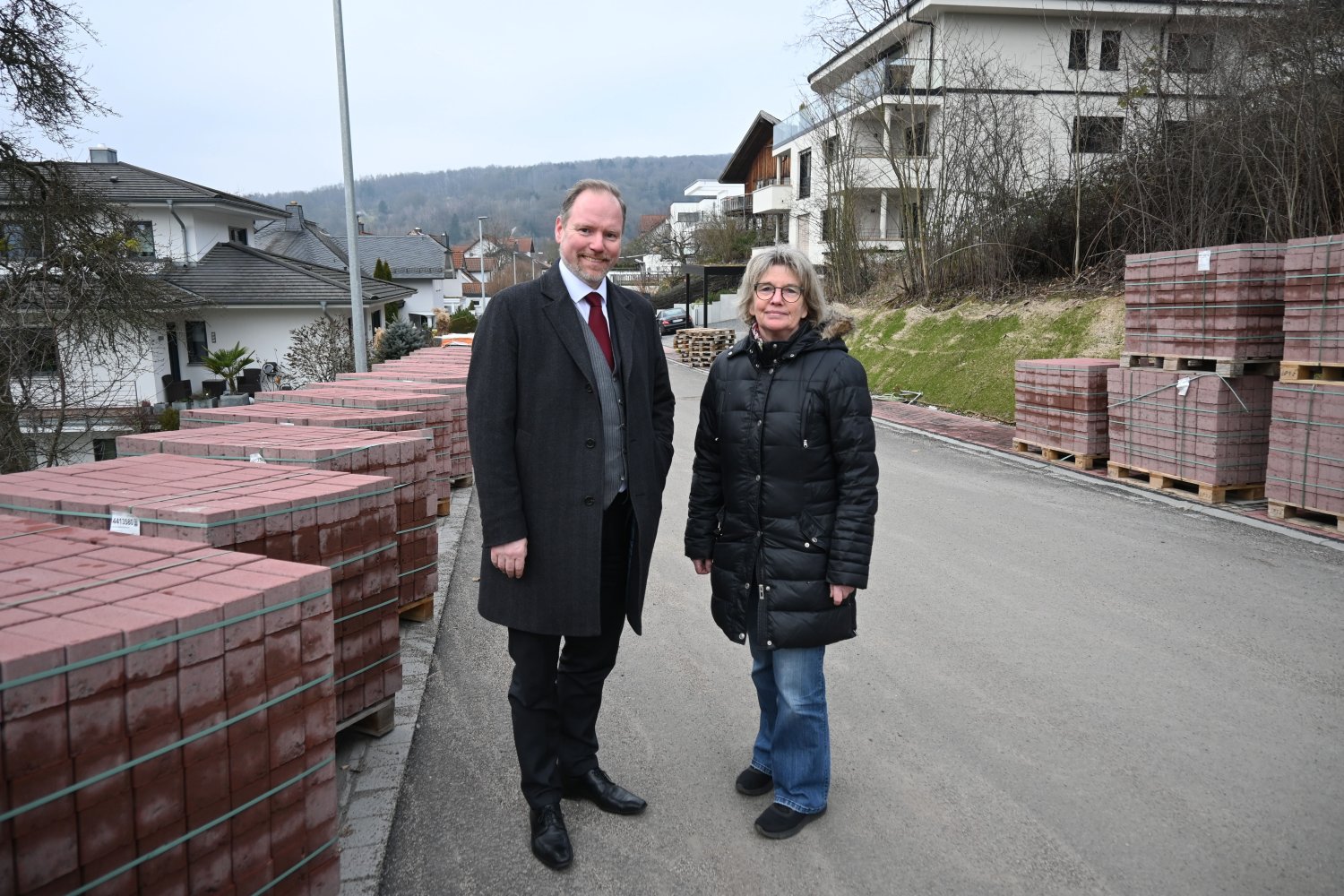 Freuen sich über den Endausbau der Lindenstraße in Gelnhausen-Mitte: Bürgermeister Christian Litzinger (links) und die Abteilungsleiterin Tief-/Hochbau der Stadtverwaltung, Ute Lindner (rechts).