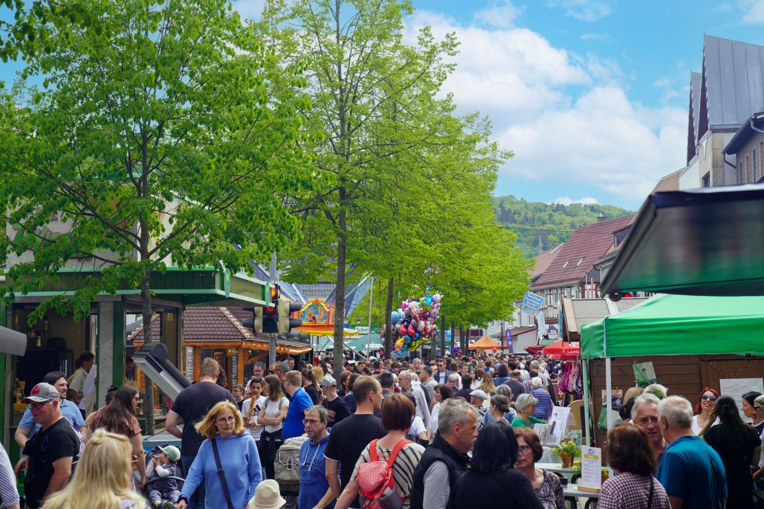 Beim Helle Markt – hier die Straße „Unter den Linden“ – wird Schlüchterns Innenstadt wieder zur gut besuchten Flaniermeile.