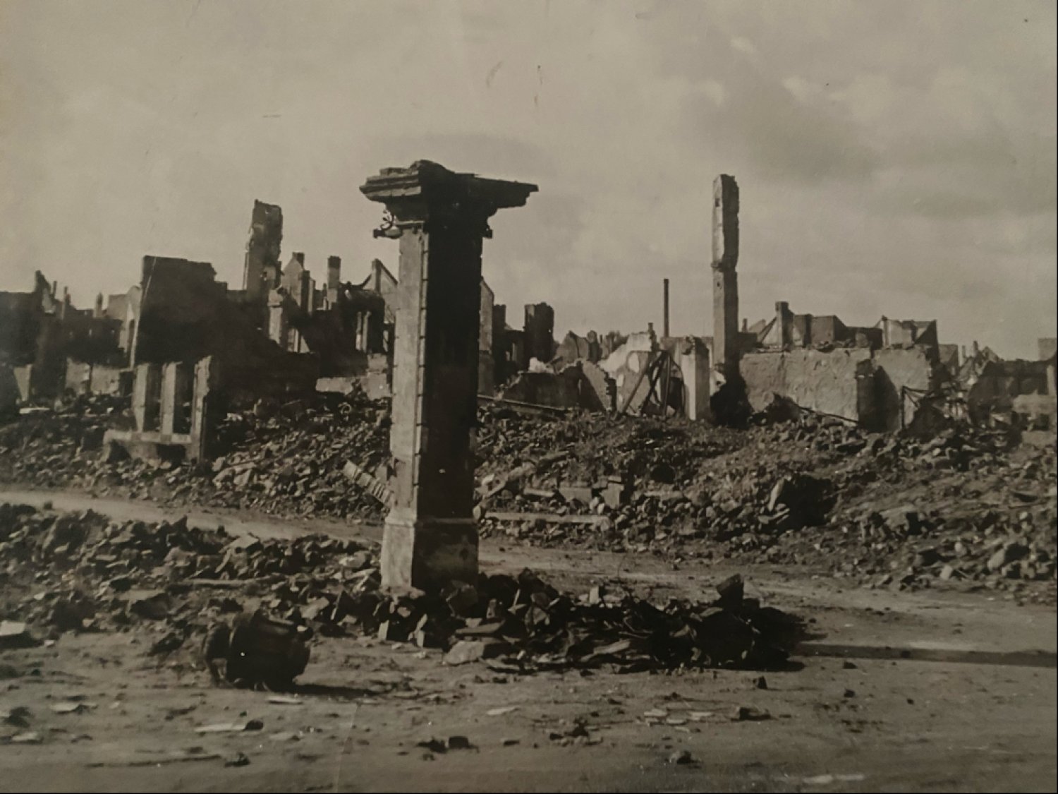 Die Hanauer Innenstadt im Jahr 1945. Am Donnerstag, 10. April, 19:30 Uhr, liest die Autorin Ingrid Wilke-Bury im Elisabeth-Selbert-Saal des Neustädter Rathauses am Marktplatz aus ihrem Buch „Ochs am Berg – eine Kindheit auf der Hohen Tanne.