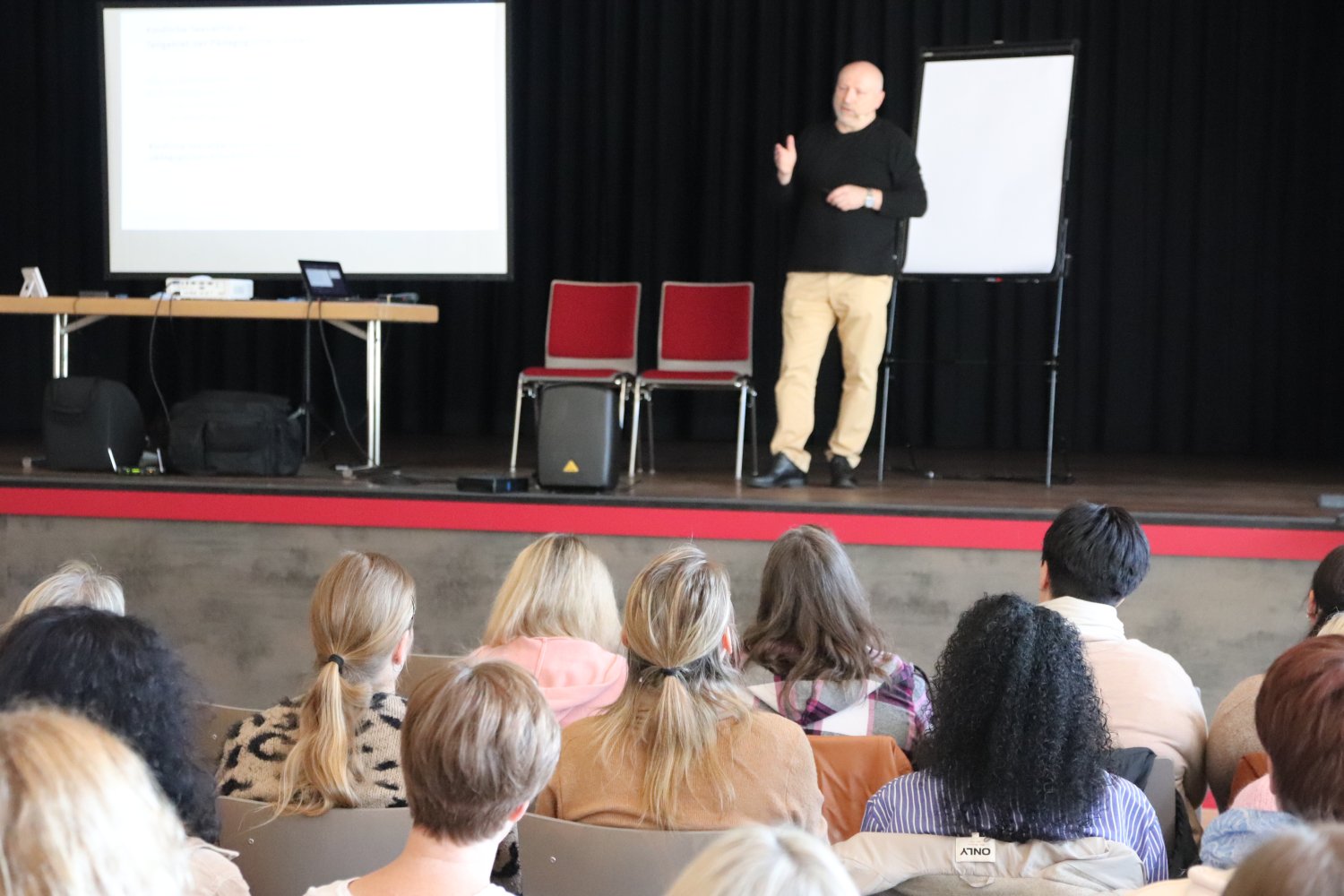 Fast 70 Fachkräfte aus allen städtischen Kitas waren zu der Veranstaltung in die Stadthalle Schlüchtern gekommen.