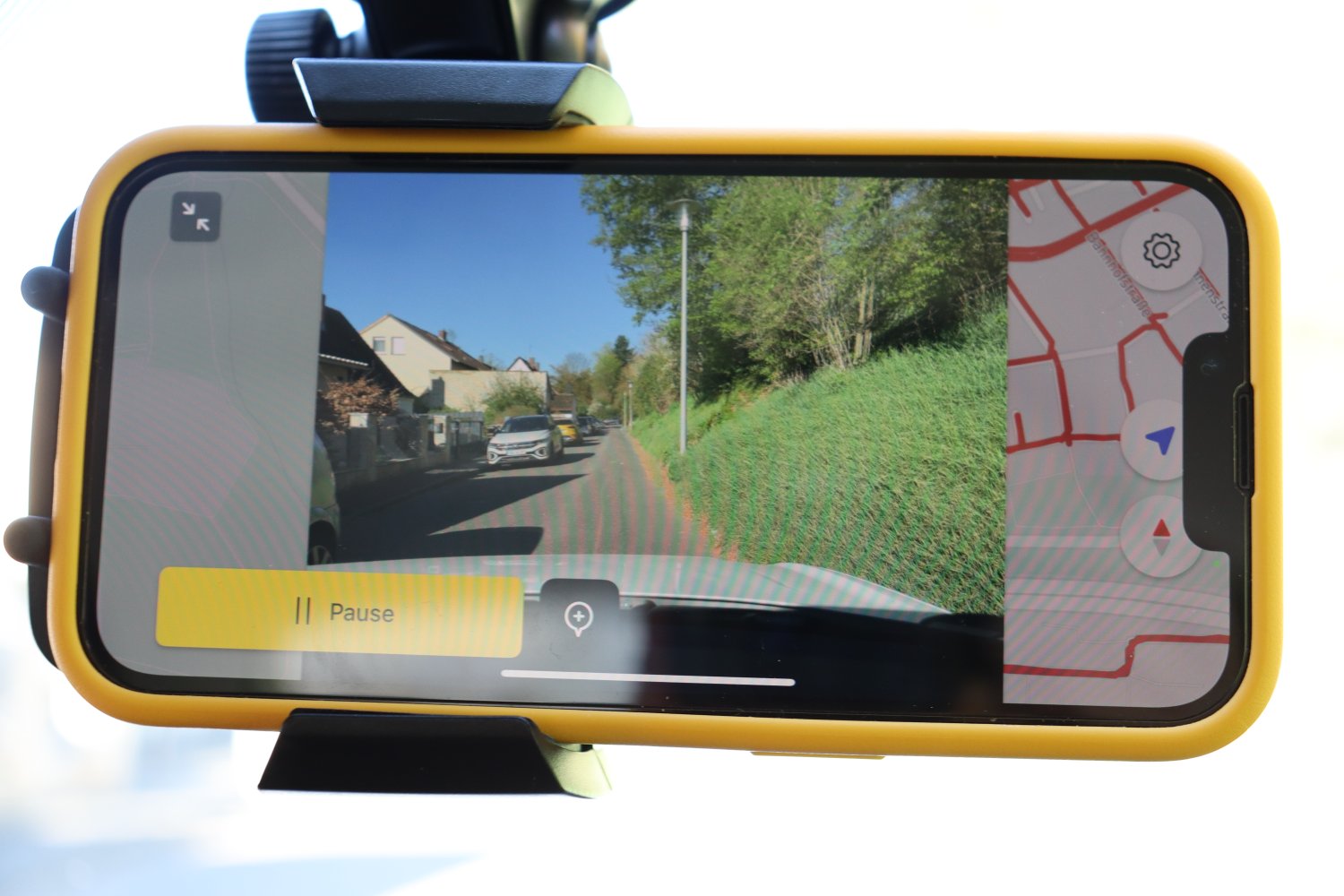 Das Smartphone hinter der Windschutzscheibe erstellt während der Autofahrt alle vier Meter Aufnahmen vom Straßenverkehrsraum. Diese werden anschließend ausgewertet, um den Zustand von Verkehrswegen und -zeichen zu ermitteln.