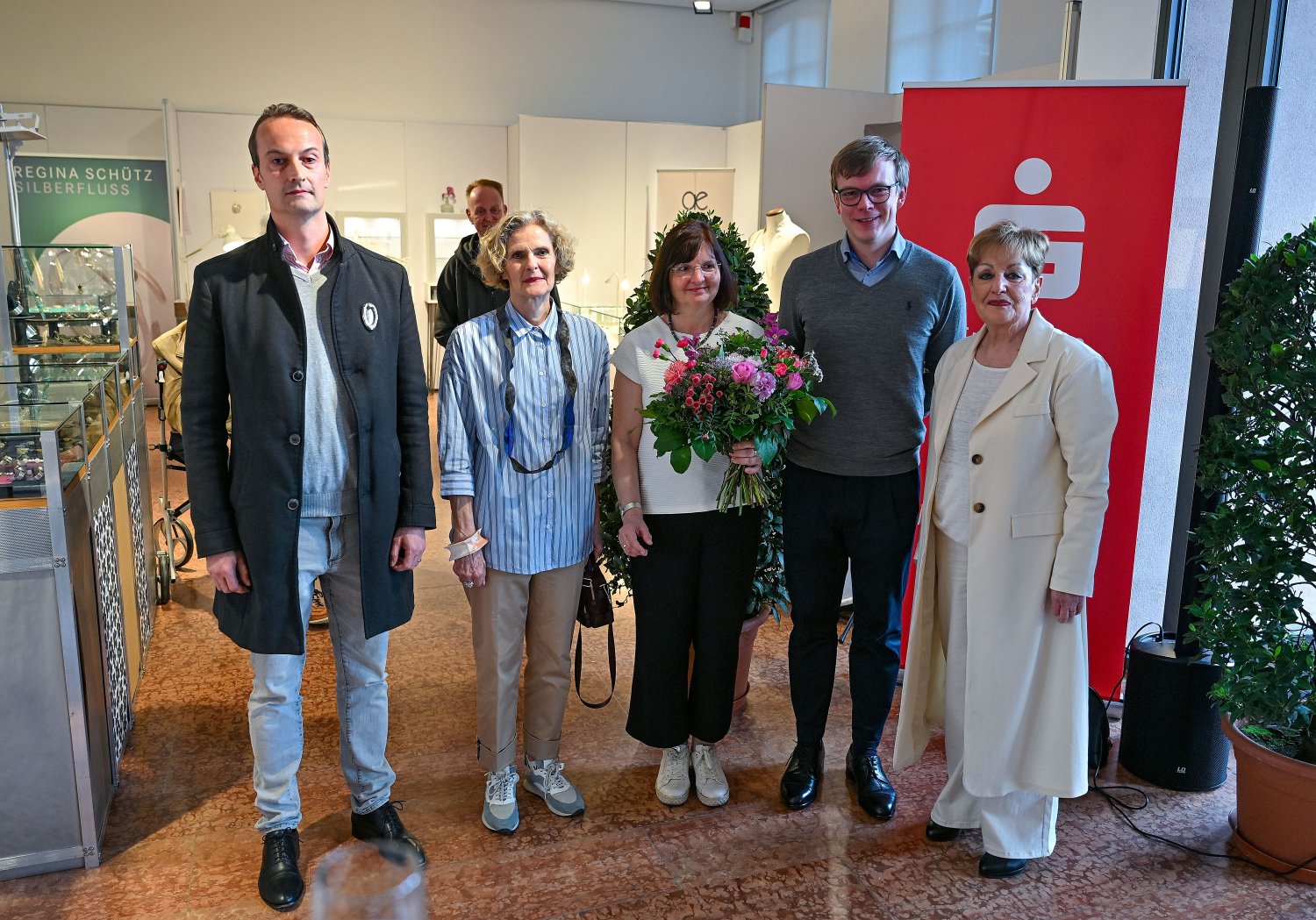 Die Preisträgerin Sabine Themme-Bauer (Mitte) umrahmt von (v.r.) Stadtverordnetenvorsteherin Beate Funck und der Jury, Malte Guttek, Dr. Christianne Weber-Stöber und Daniel Ramos.