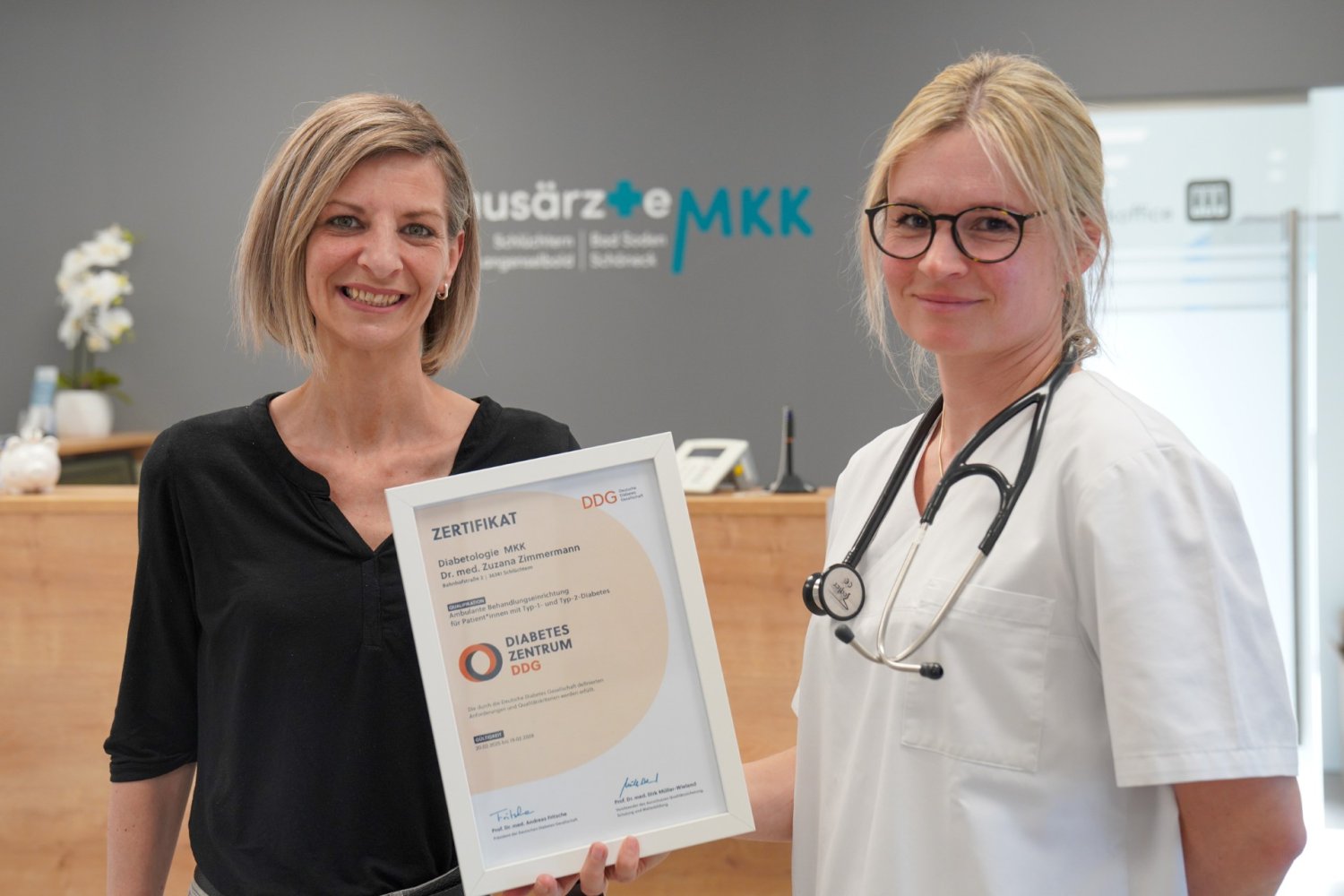 Stolz halten Tina Müller (links), Diabetesberaterin bei der Diabetologie MKK, und Dr. Zuzana Zimmermann, Allgemeinmedizinierin und Diabetologin bei Hausärzte MKK, die Zertifizierungsurkunde der Deutschen Diabetesgesellschaft in den Händen.