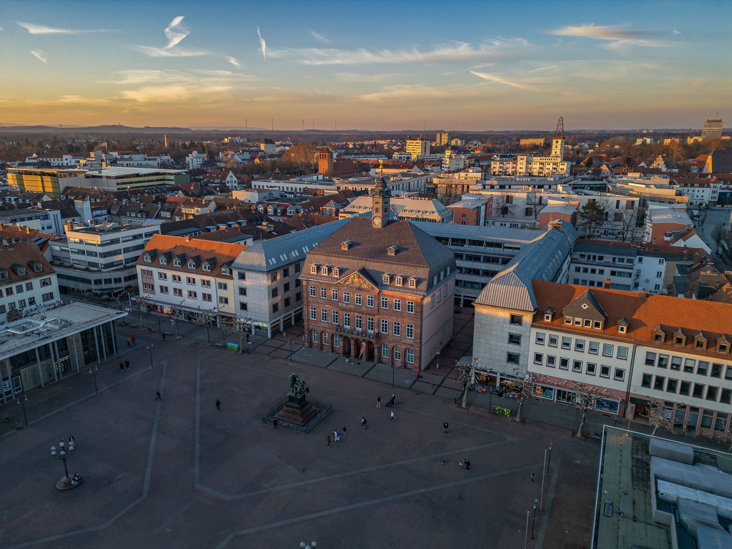 Auf dem Hanauer Marktplatz finden zahlreiche Aktionen zum Welt-Parkinson-Tag statt. Ab 21 Uhr werden die Brüder-Grimm-Statue und das Neustädter Rathaus