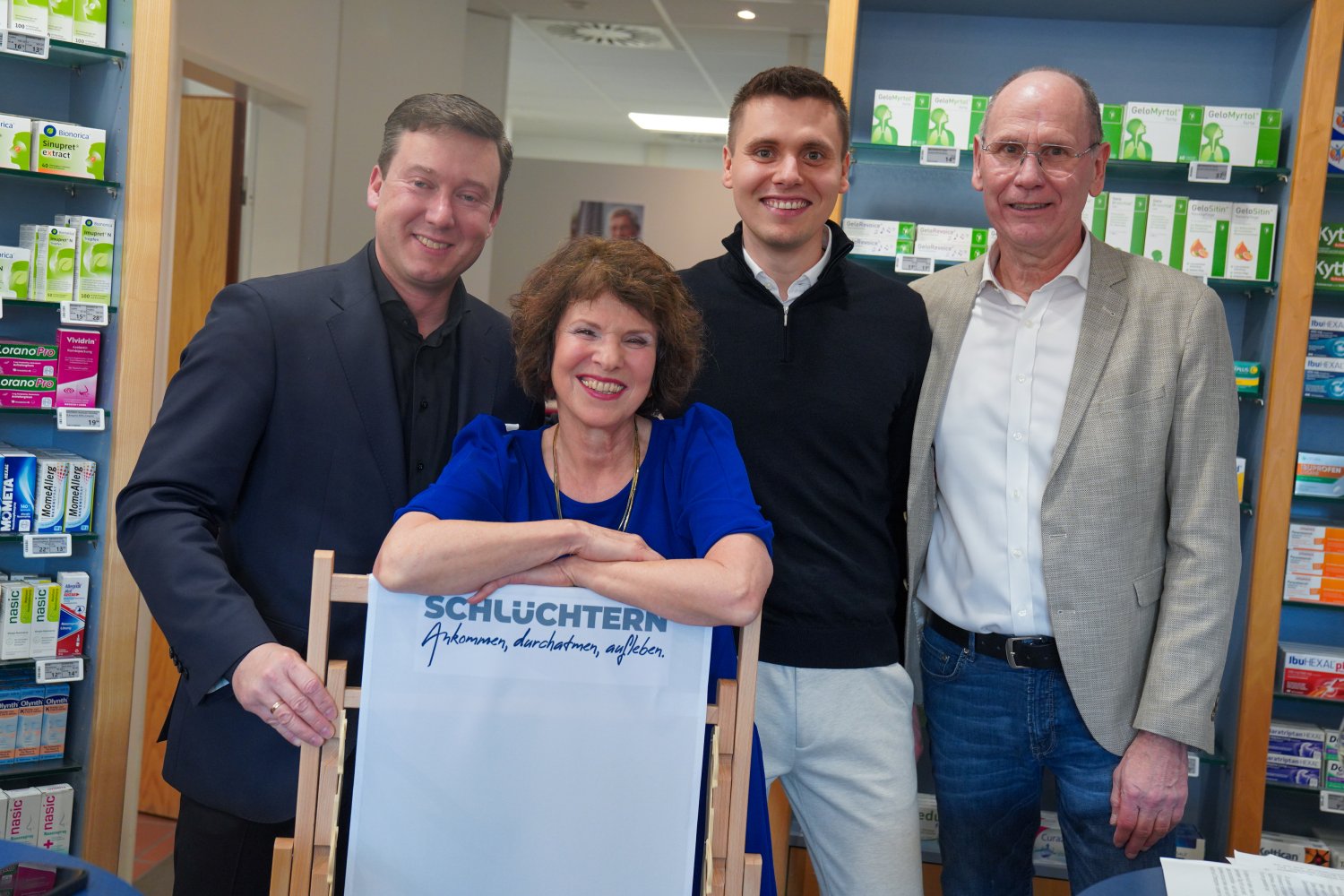 Bürgermeister Matthias Möller gratulierte Meike, Christopher und Ulrich Rindt (von links).
