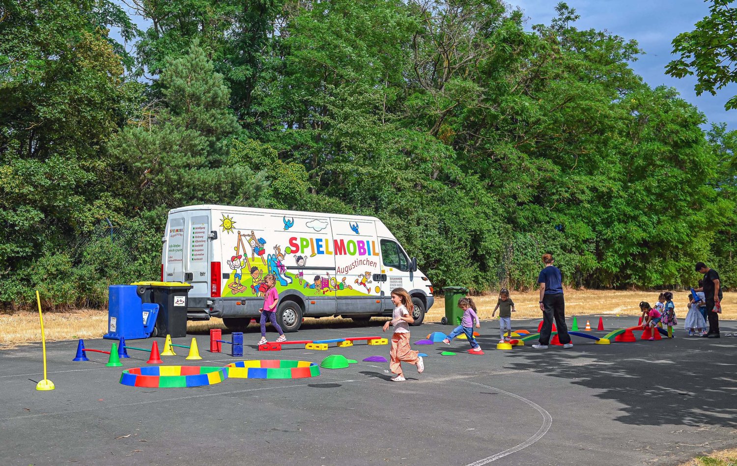 Unter dem Motto „Spaß, Bewegung und Kreativität“ ist das Spielmobil „Augustinchen“ in Hanau unterwegs.
