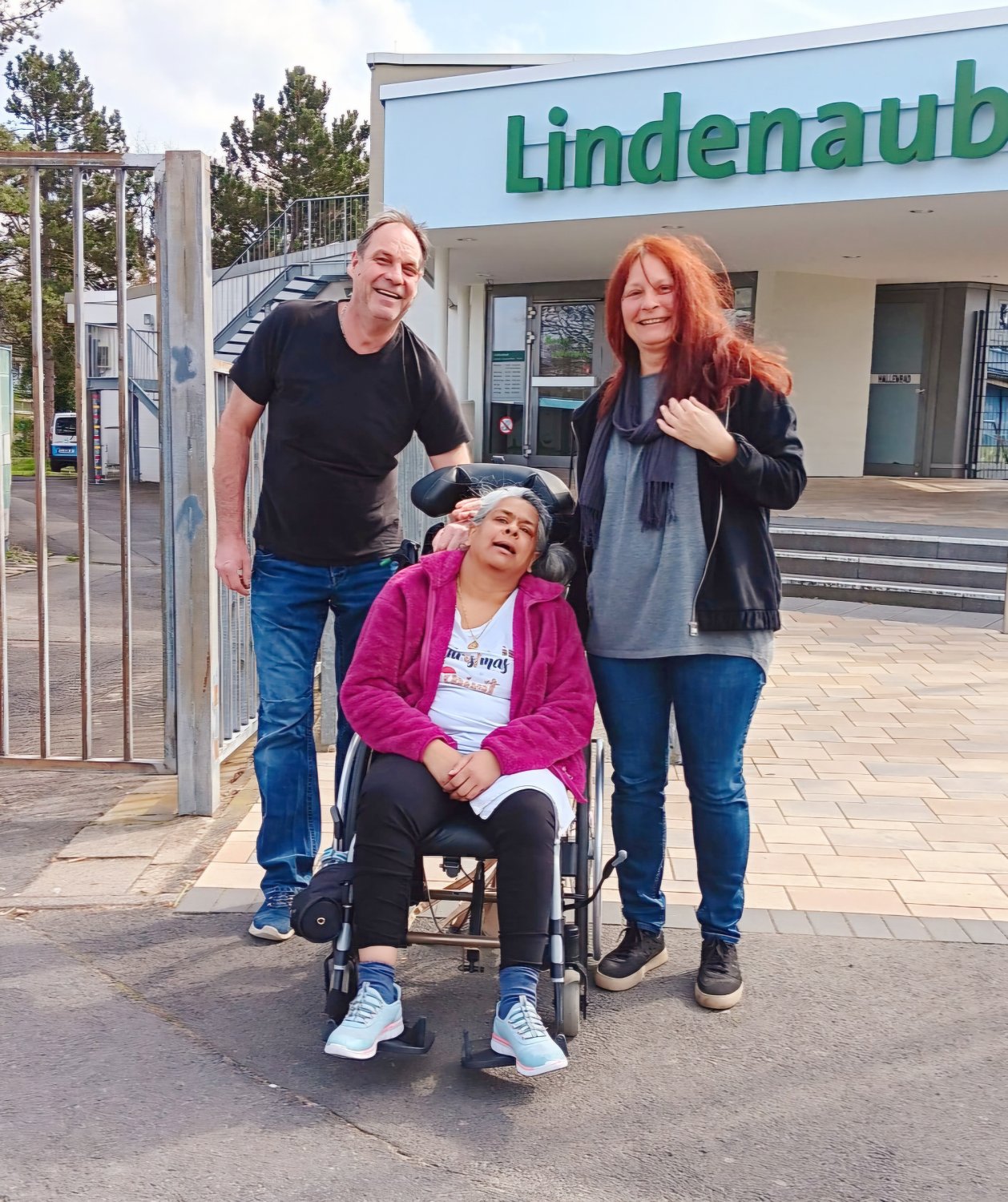 (Von links) Heiko Trampenau (Heilerziehungspfleger), Sangeetha Plappert (Bewohnerin Junge Pflege), Nicole Schleich (Betreuungskraft) bei ihrem gemeinsamen Schwimmausflug.