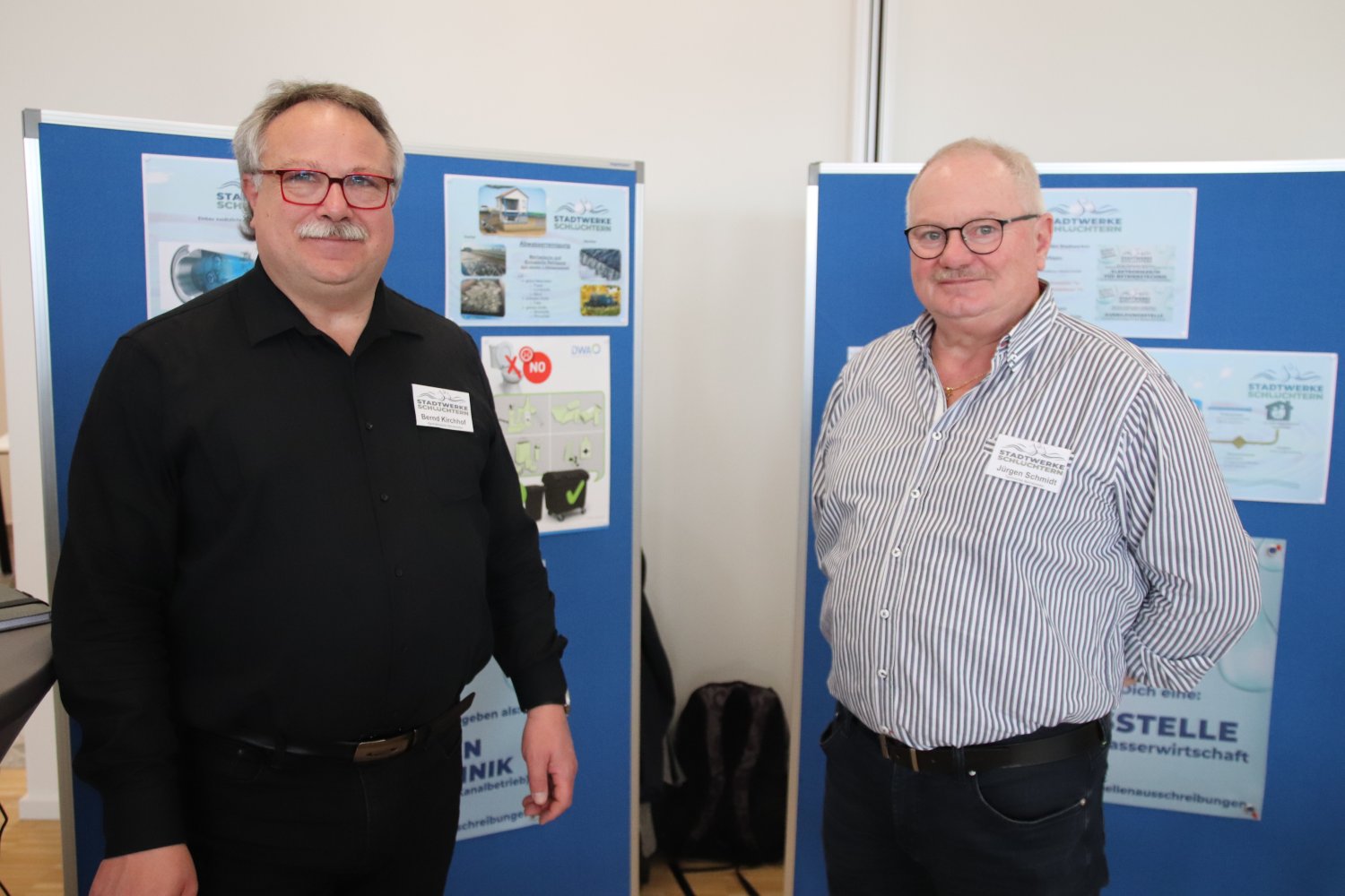 Bernd Kirchhoff sowie Jürgen Schmidt (von links), kaufmännische sowie technische Führungsspitze der Stadtwerke Schlüchtern, freuen sich über neue UV-Anlagen zur Wasserreinigung. 