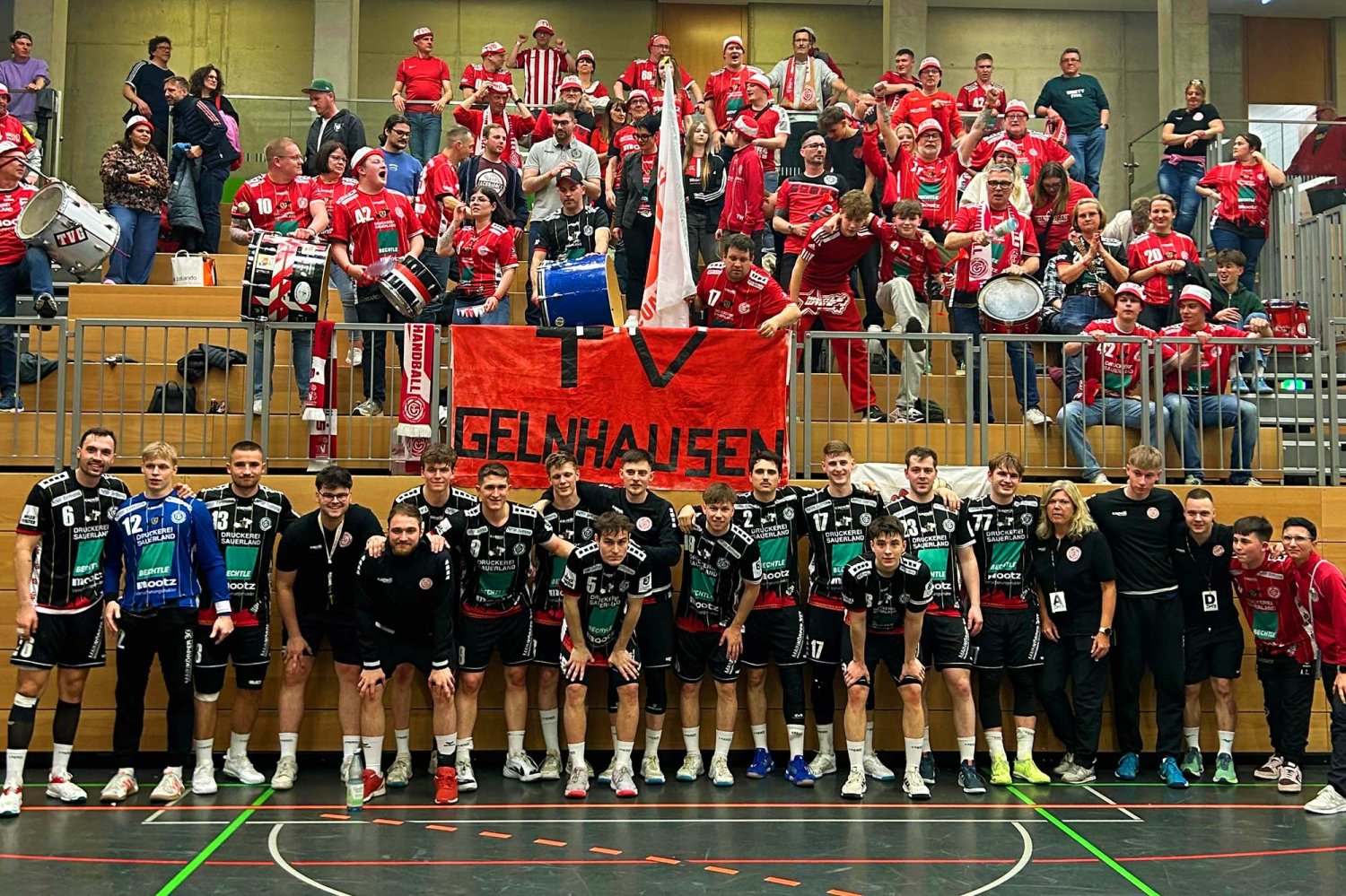 Der neugegründete Fanclub „Rot-Weiß Barbarossa“ steht hinter seinem Team und kämpfen gemeinsam um den Aufstieg in die 2. Handball-Bundesliga.