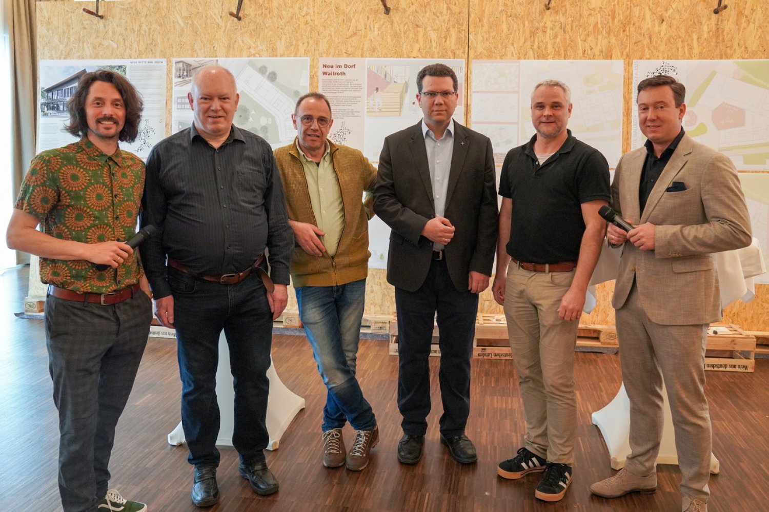 Nico Bensing (links) sprachen (weiter von links) Holger Kempel, Maik Basermann sowie Pfarrer Stefan Eisenbach,Thomas Rau und Matthias Möller darüber, wie es jetzt mit der Wallrother Dorfmitte weitergehen könnte.