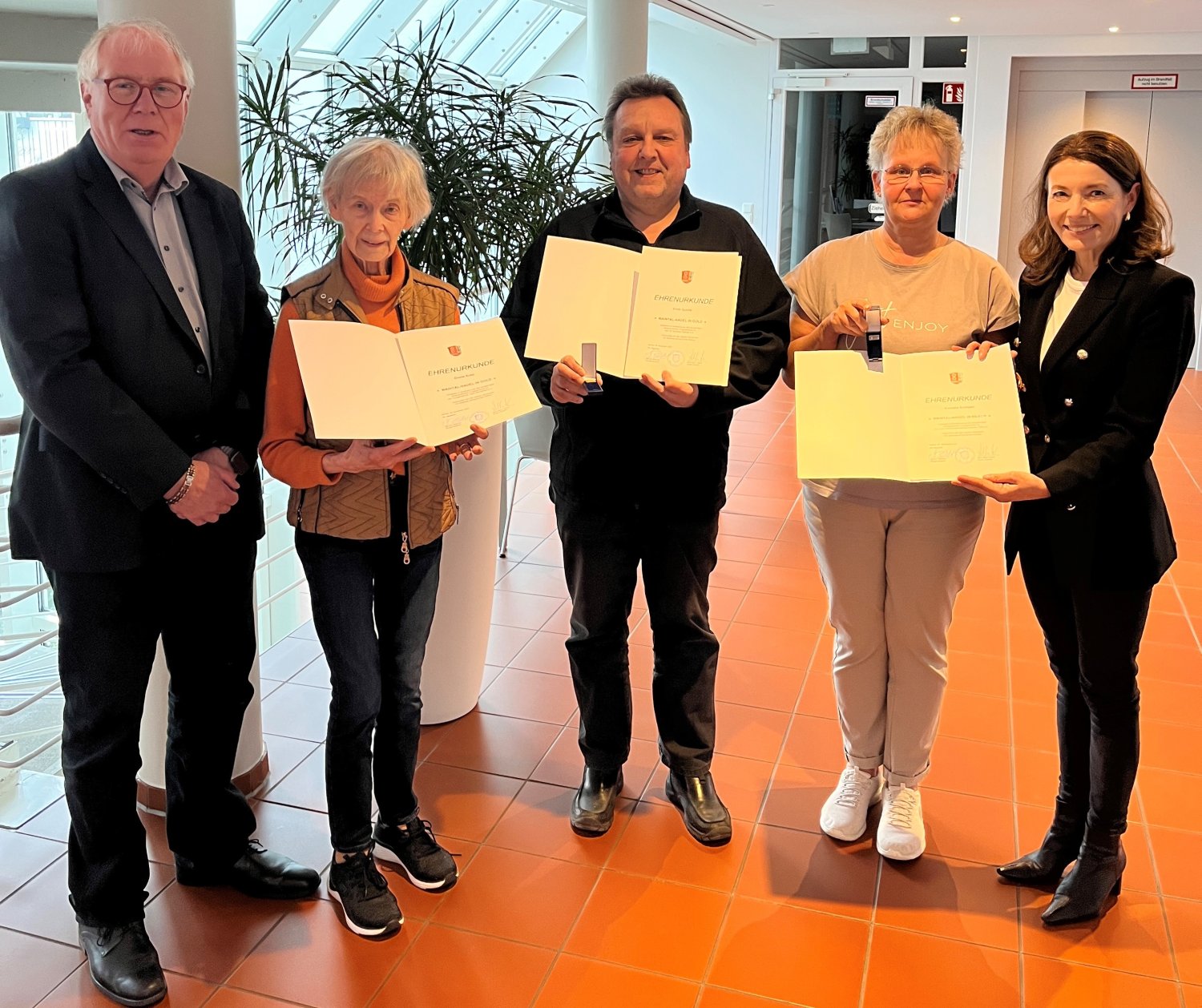 Bürgermeisterin Monika Böttcher (rechts) und Erster Stadtrat Karl-Heinz Kaiser (links) überreichten Gisela Kratz, Ervin Susnik und Kornelia Schlegel nachträglich die Maintal-Nadeln in Gold und Silber als Zeichen der Anerkennung.
