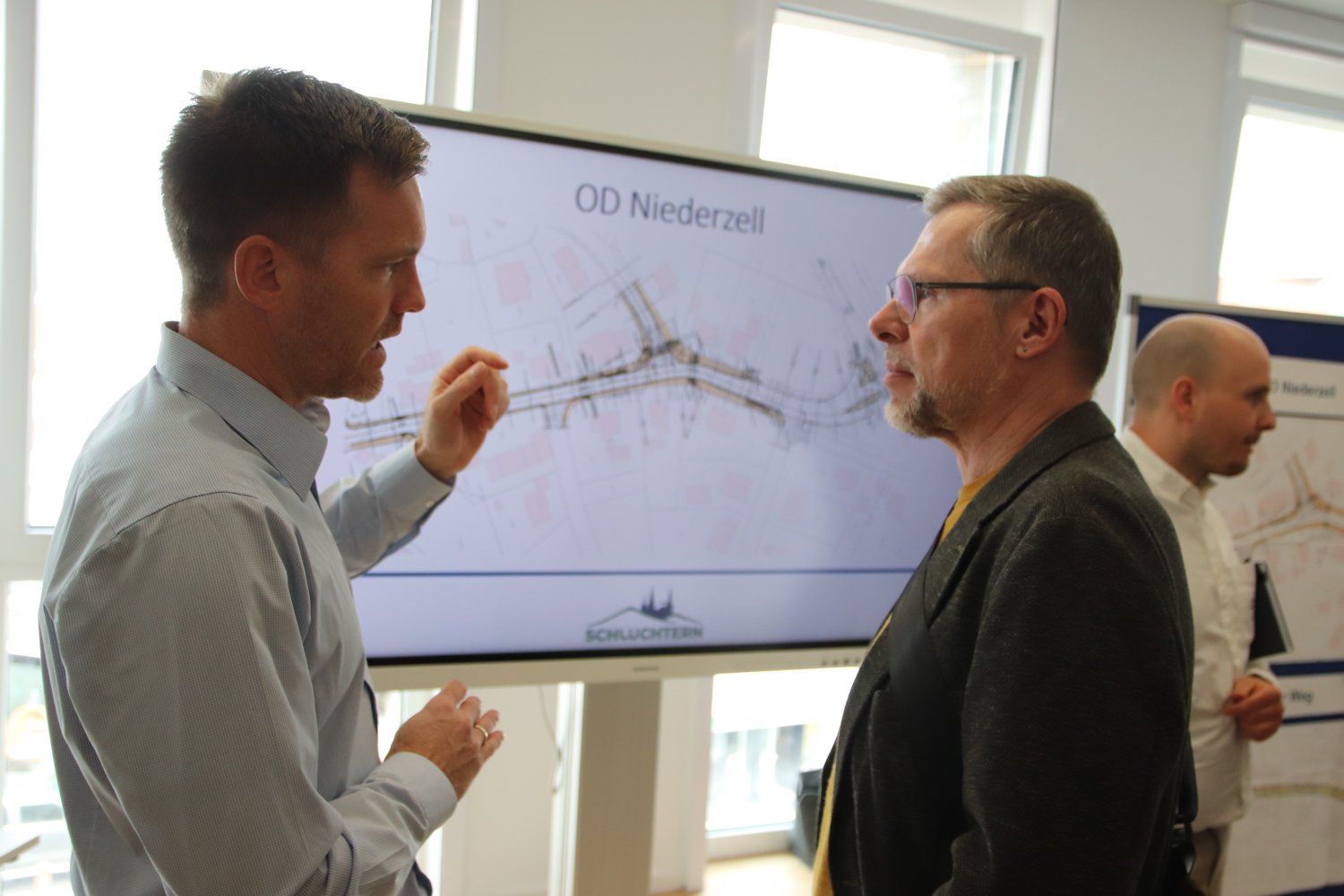 Bauamtsleiter Jan Knüttel (links) gibt Erläuterungen zur grundlegenden Erneuerung der Ortsdurchfahrt im Stadtteil Niederzell. 