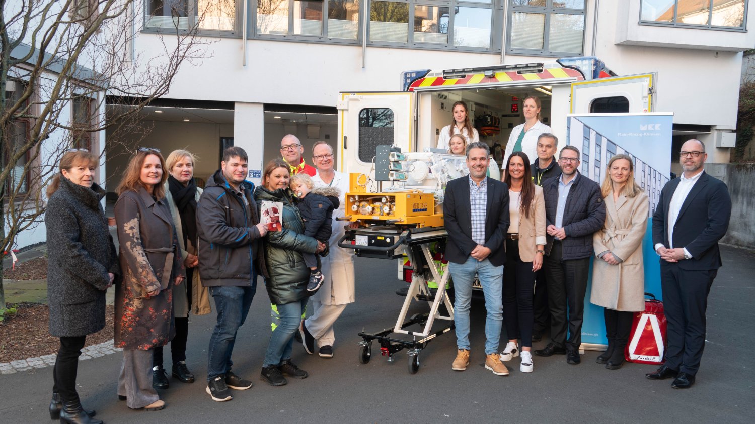 Dank dieser großzügigen Unterstützung konnte eine moderne elektrohydraulische Fahrtrage angeschafft werden, die den sicheren Transport von Früh- und Reifgeborenen auch in Zukunft gewährleistet.