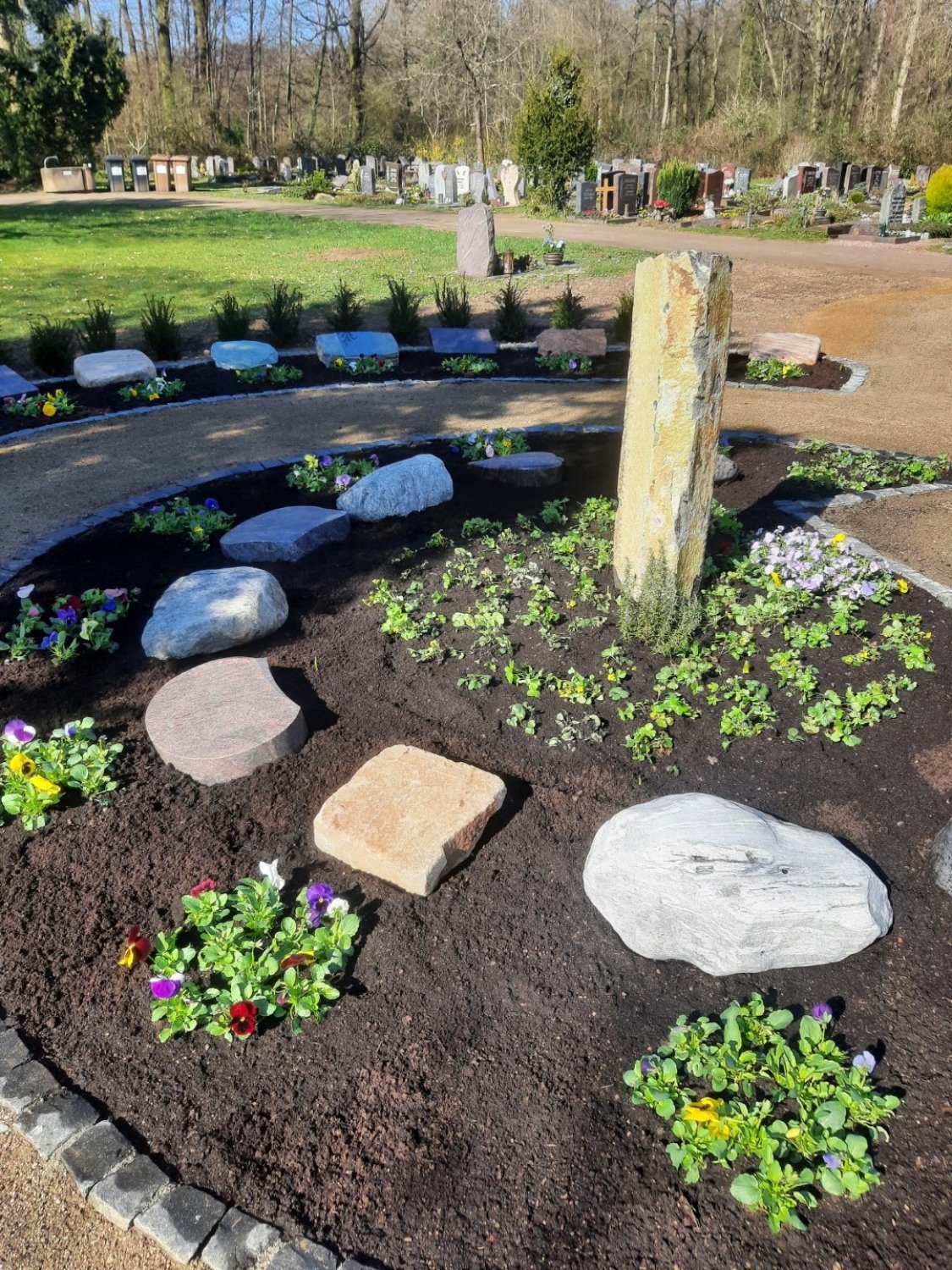 Auf dem Friedhof in Bischofsheim ist eine gärtnerbetreute Grabanlage entstanden. Über diese und weitere Bestattungsformen informiert die Stadt im Rahmen einer Friedhofsbegehung am 26. April.