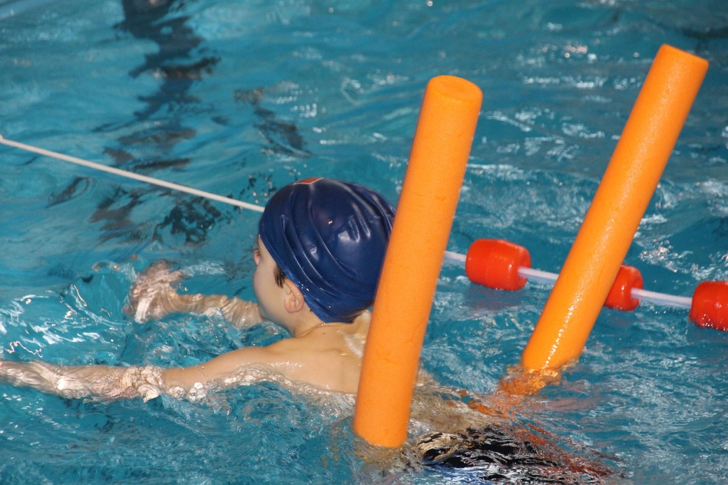 Kinder ab 6 Jahren können das Schwimmen in Sterbfritz lernen.