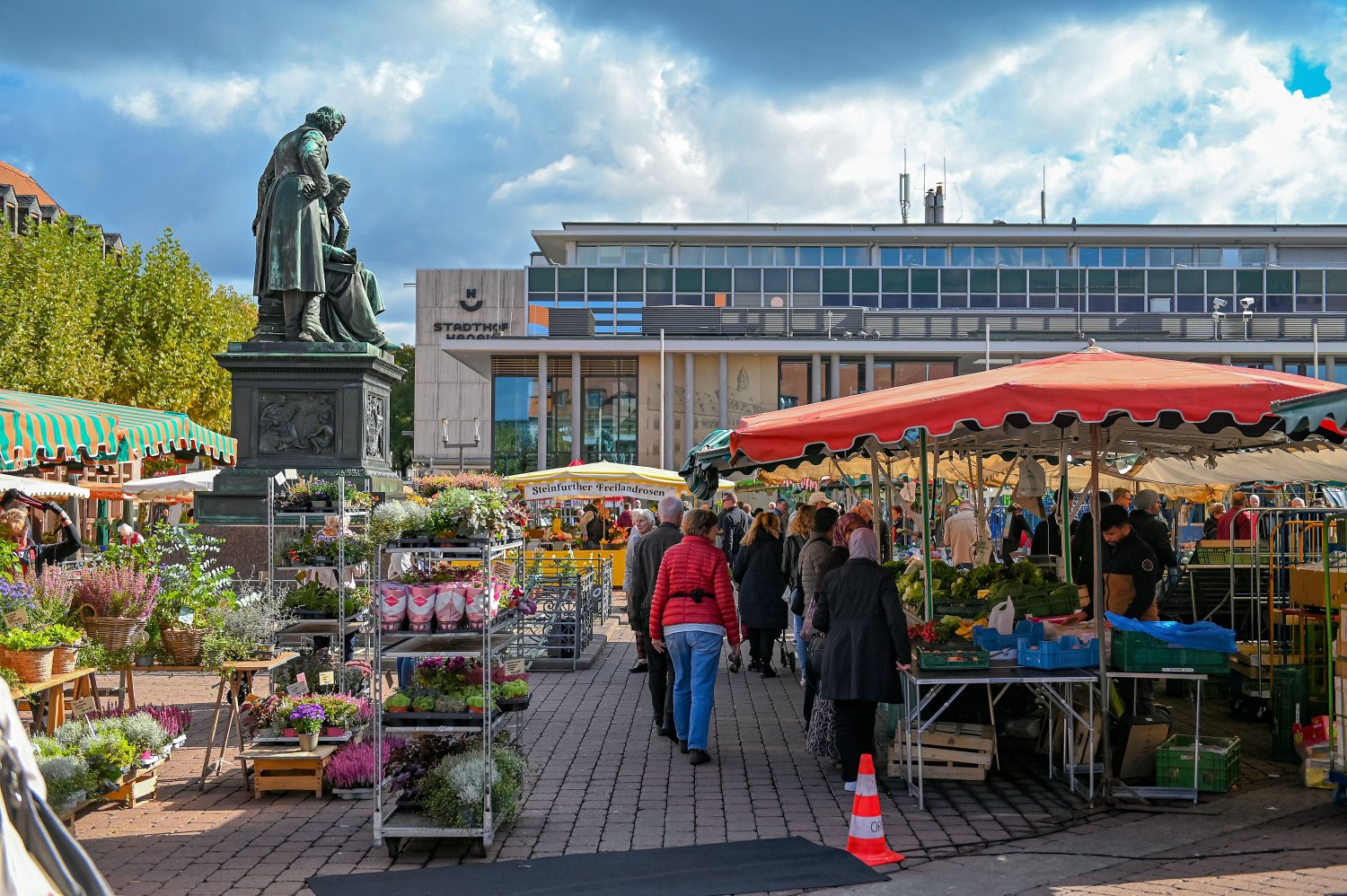 Ein Ort für alle Generationen: der Hanauer Wochenmarkt.