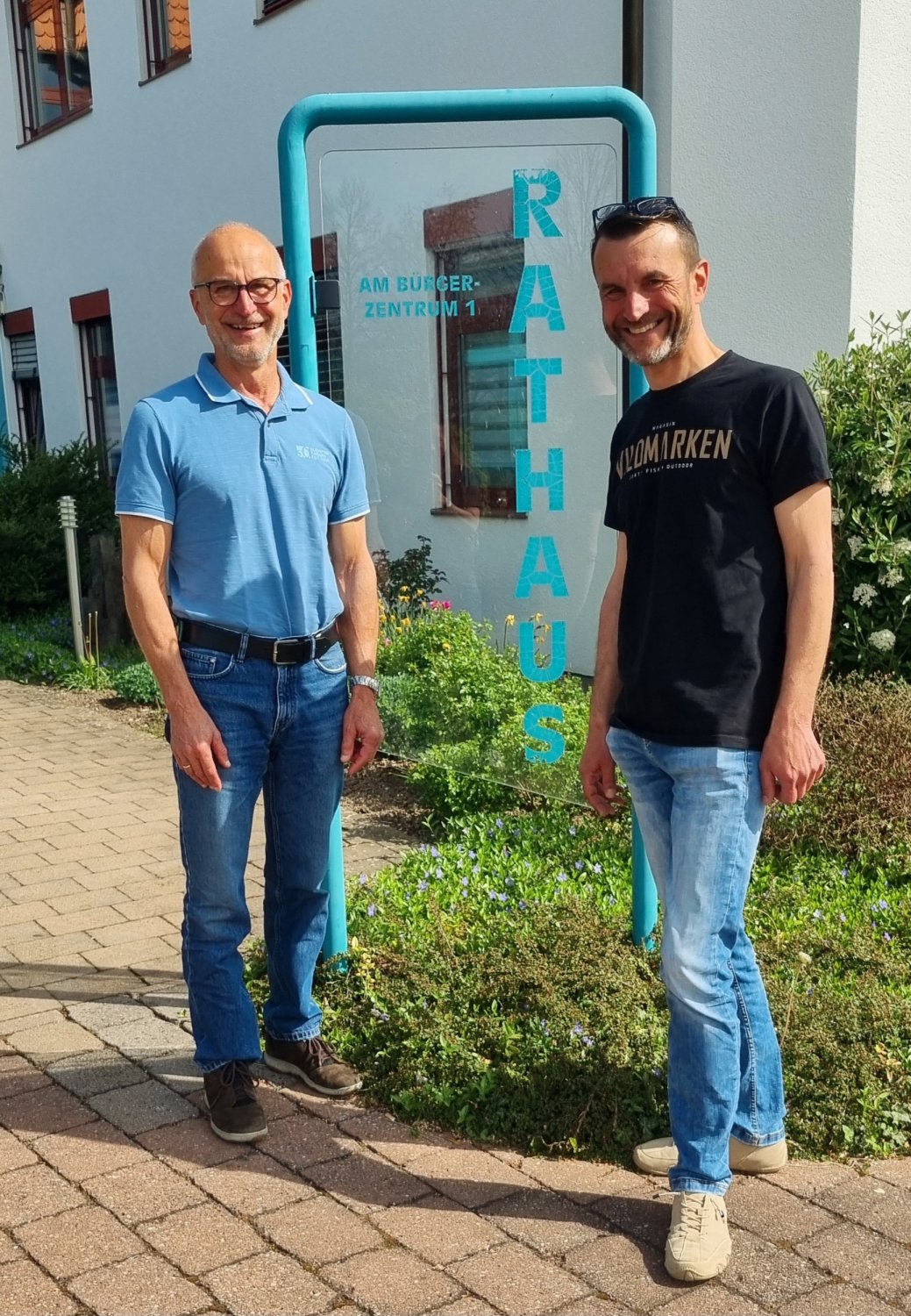 Bernhard Jäger (links), neuer Sicherheitsberater für Seniorinnen und Senioren, zusammen mit Hannes Schulz, in der Hauptverwaltung unter anderem zuständig für die Seniorenarbeit, vor dem Rathaus Gründau.