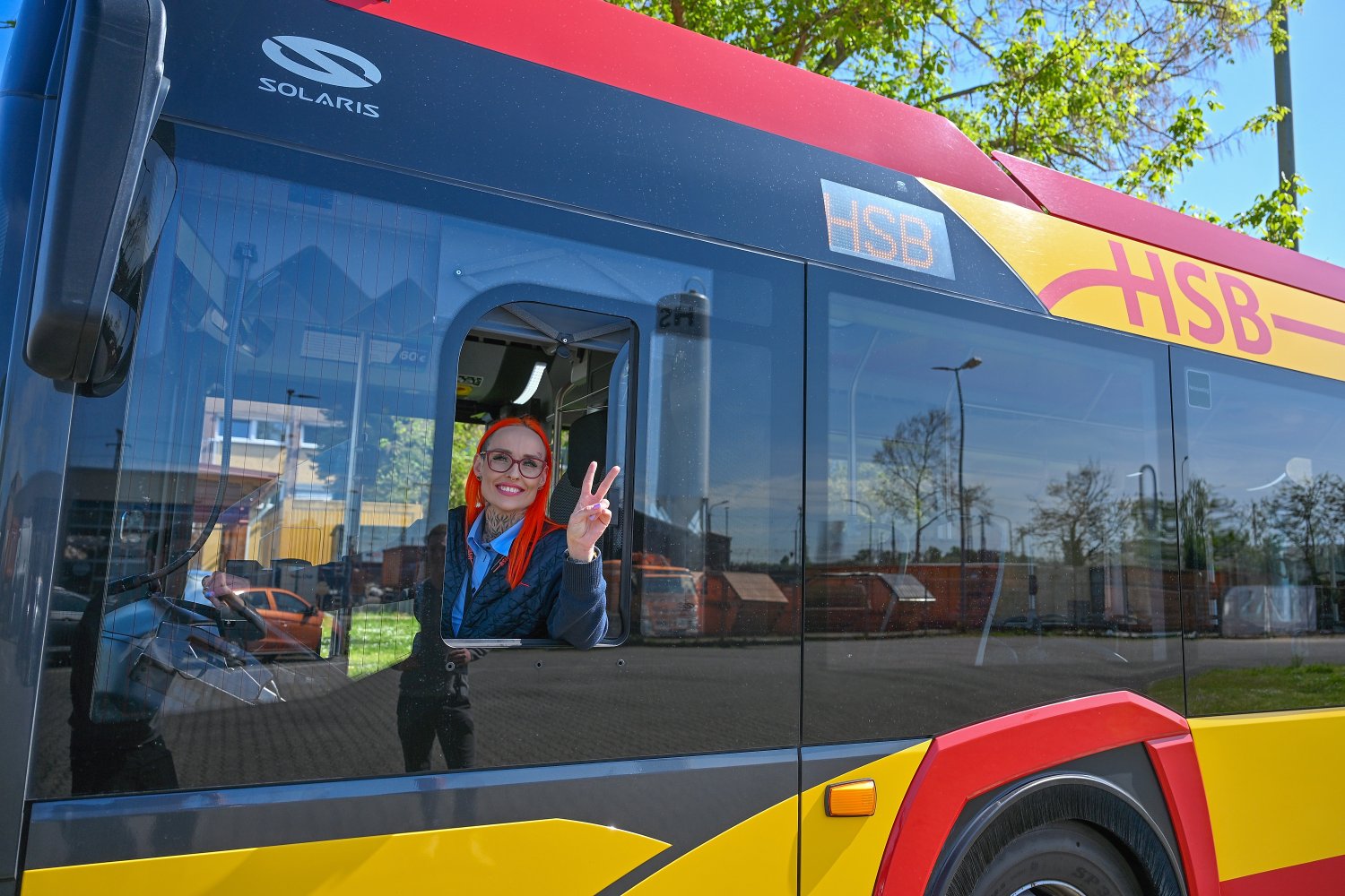 Eine von knapp 200 Mitarbeitenden der Hanauer Straßenbahn GmbH (HSB). Noch bis 31. Mai können Nominierungen für Lieblingsfahrerinnen und -fahrer eingereicht werden.