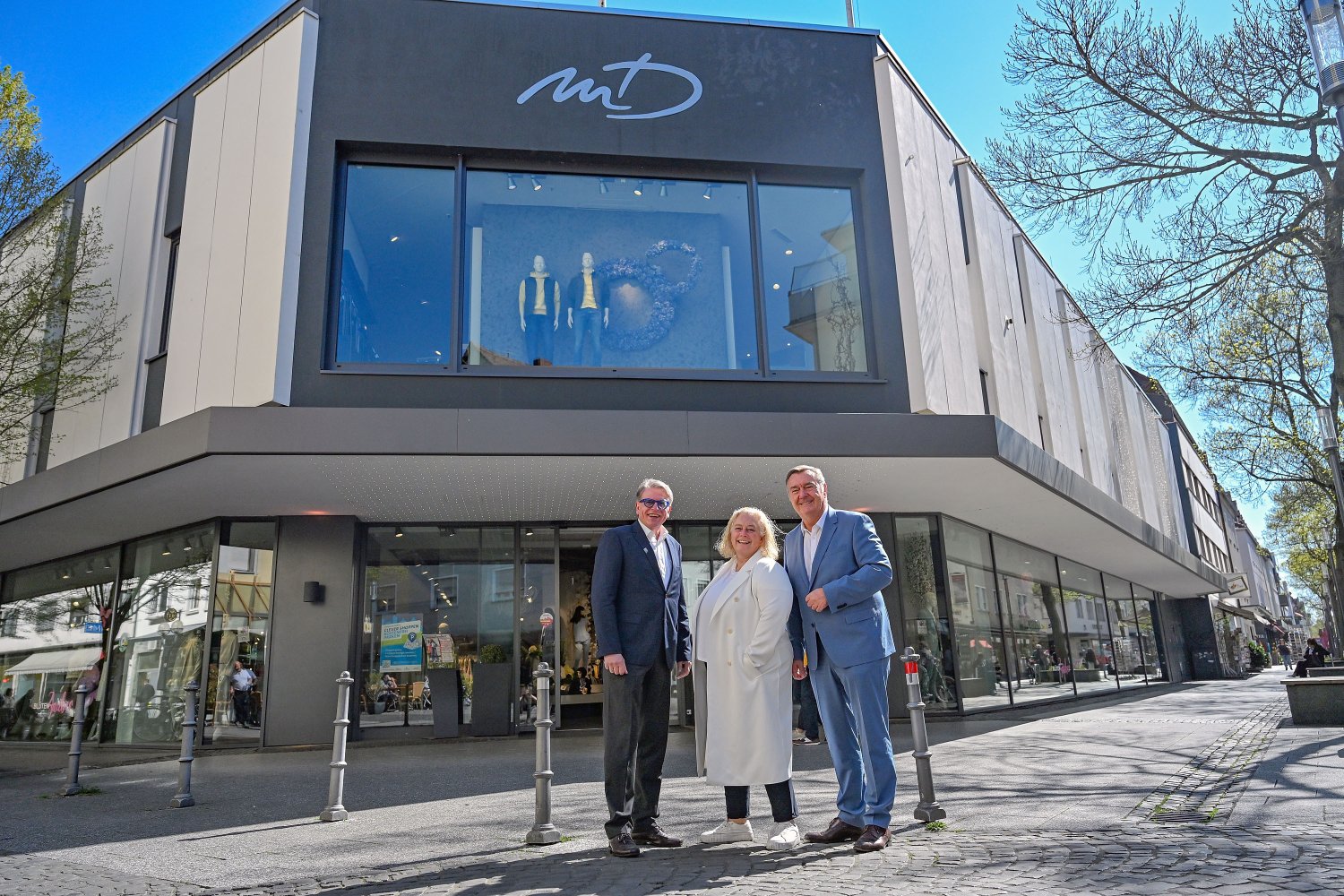 v.l.n.r.: Joachim Stamm (Aufsichtsratsvorsitzender der Hanau Marketing GmbH), Tanja Kolb (Geschäftsführerin der Modehäuser Müller-Ditschler) und Oberbürgermeister Claus Kaminsky vor der Hanauer Müller-Ditschler-Filiale.