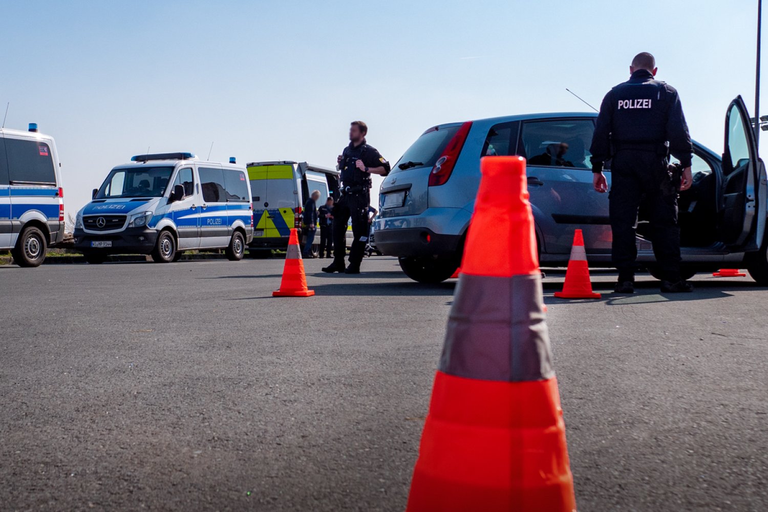 Insgesamt kamen bei den sieben hessischen Polizeipräsidien, mit Unterstützung durch die Bereitschaftspolizei, 265 Kräfte zum Einsatz.