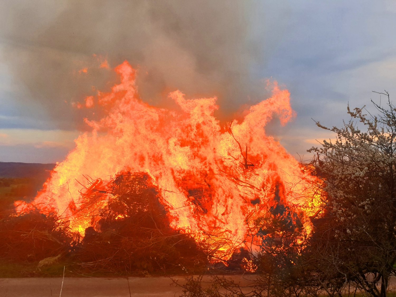 Eine jahrzehntelange Tradition hat im höchstgelegenen Schlüchterner Stadtteil Hutten das Abbrennen eines Hutzelfeuers. 