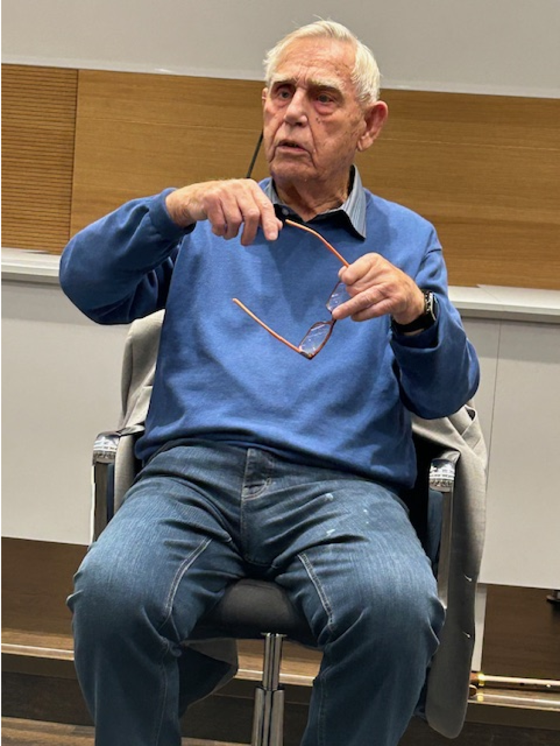 Hans Heimerl feiert am 19. April seinen 95. Geburtstag. Wegen besonderer Verdienste um die Stadt Hanau und die Allgemeinheit erhält er die Ehrenplakette der Stadt Hanau in Gold verliehen.