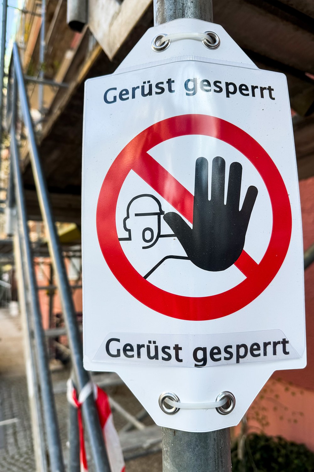 Gefahr lauert auf dem Bau immer und überall. Die IG BAU Hessen-Mitte fordert: „Weniger Unfälle durch mehr Arbeitsschutz.“