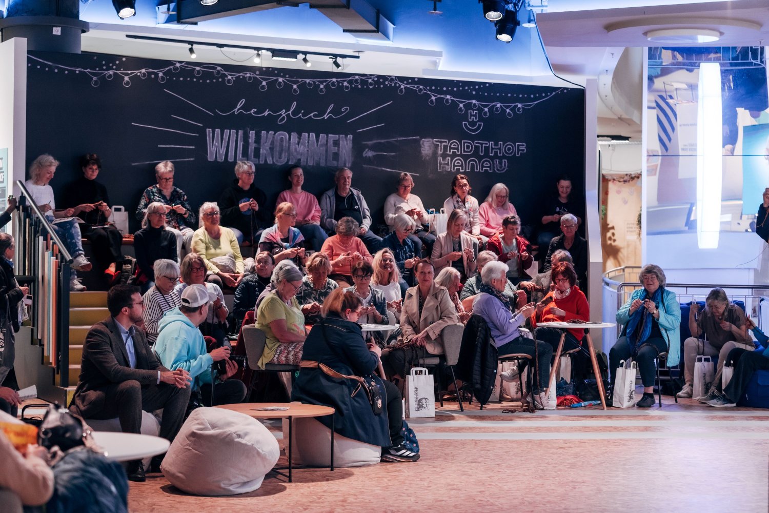 Etwa 50 Teilnehmerinnen und ein Teilnehmer haben im Stadthof gemeinsam die ersten Maschen für Rapunzels Zopf für die diesjährigen Brüder Grimm Festspiele Hanau gehäkelt.